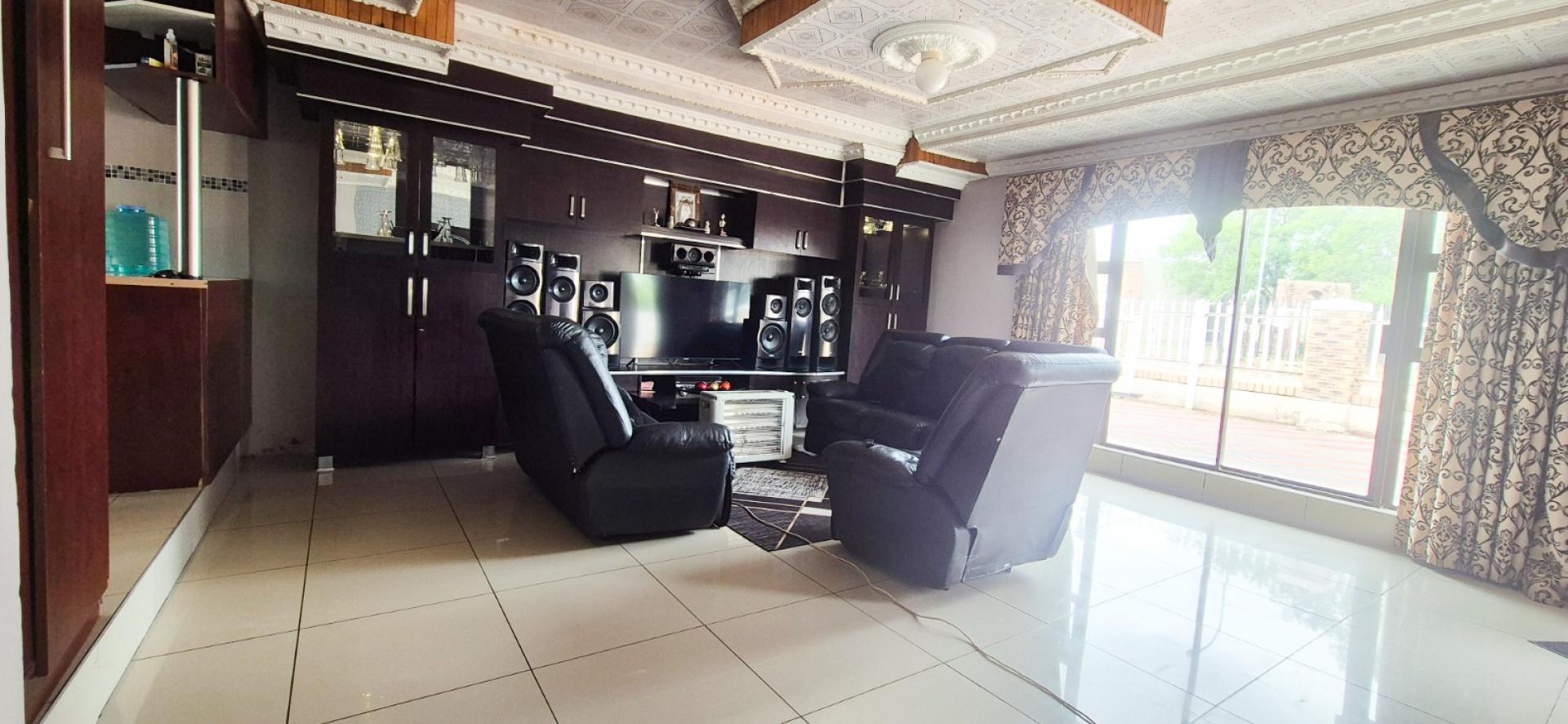 Lounges of property in Queenstown