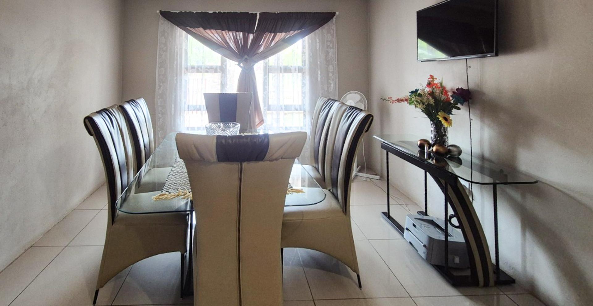 Dining Room of property in Queenstown