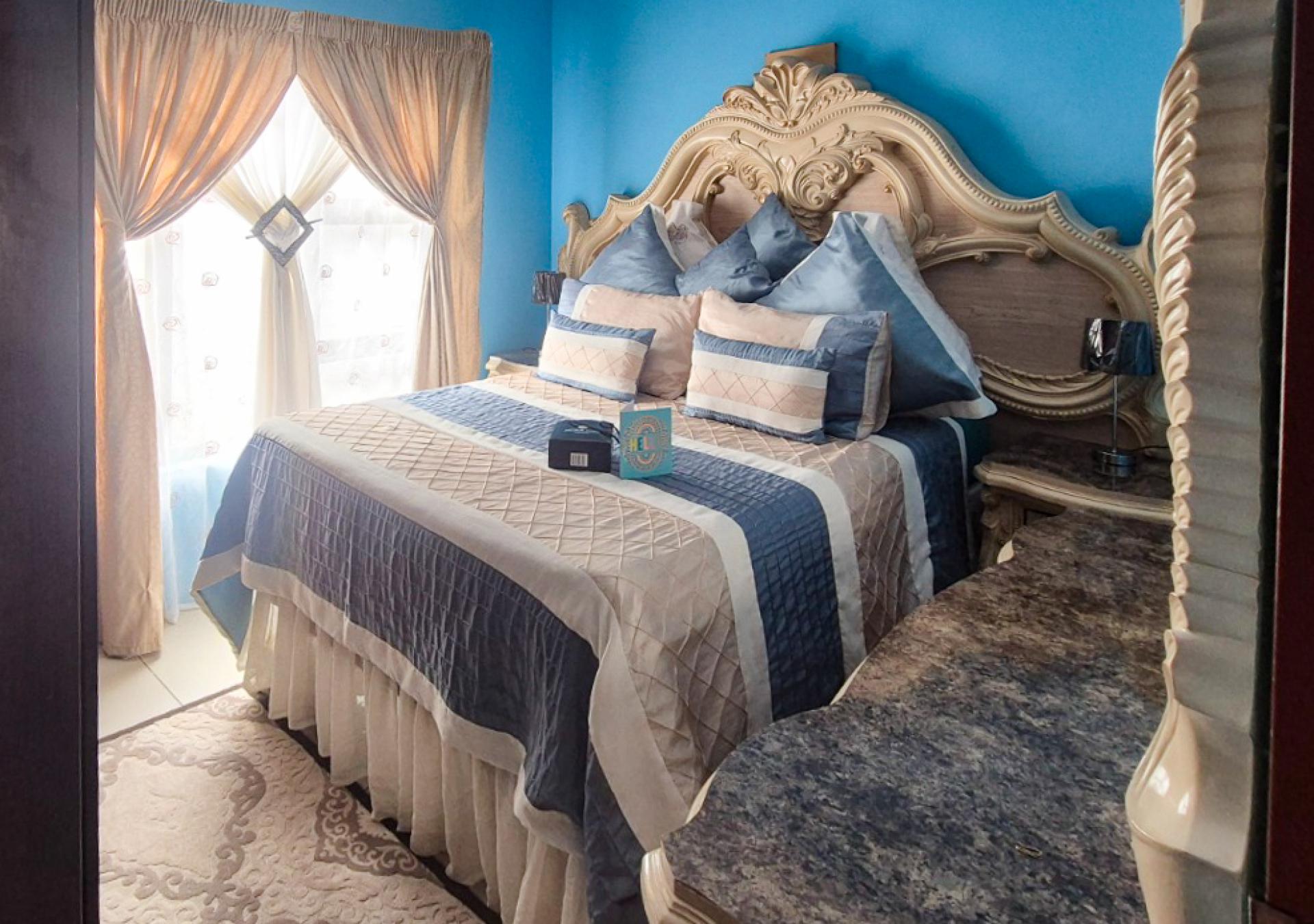 Bed Room 1 of property in Queenstown