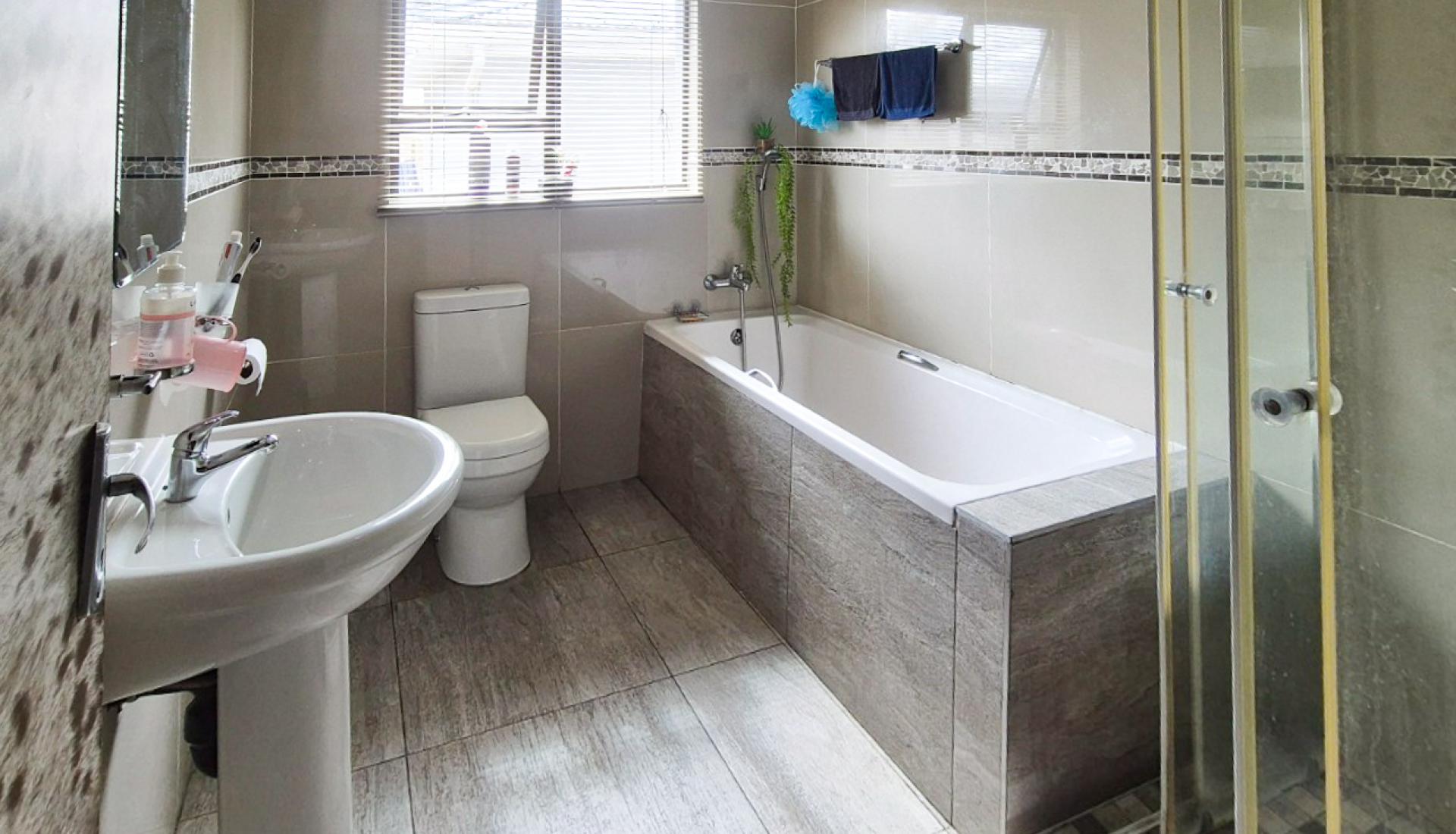 Bathroom 1 of property in Queenstown