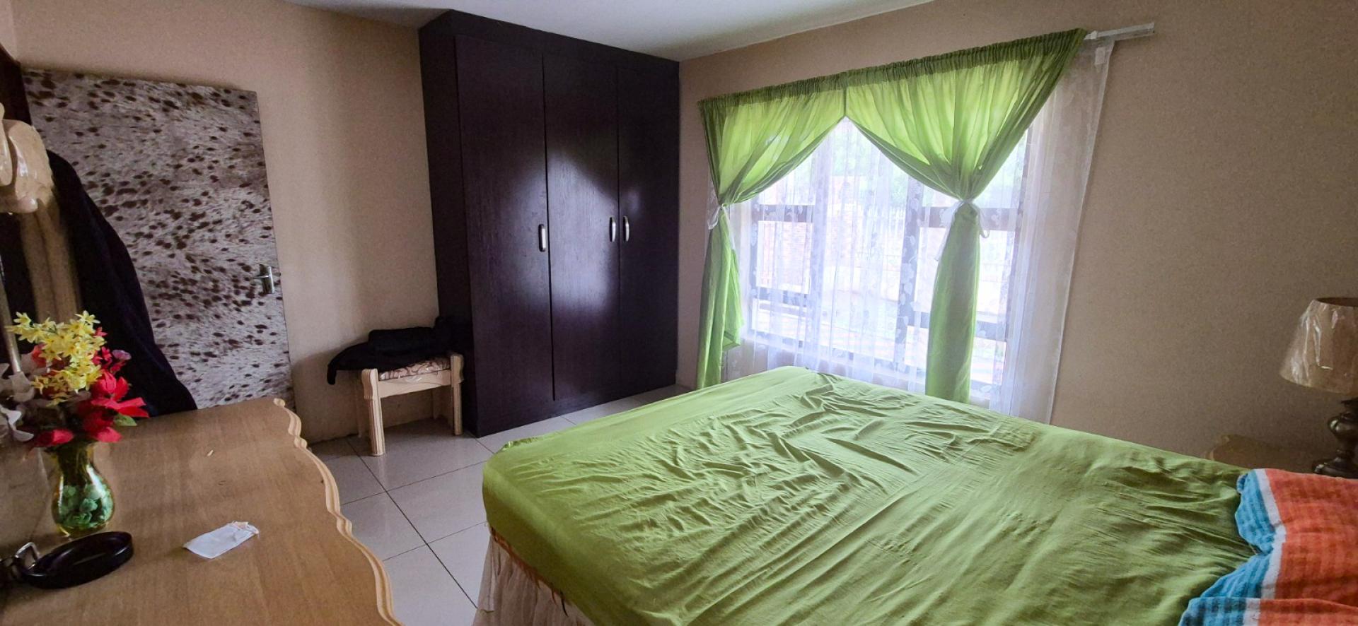 Bed Room 2 of property in Queenstown