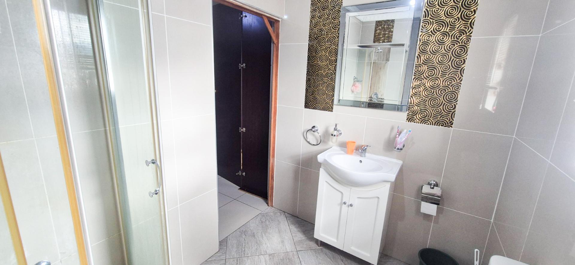 Bathroom 1 of property in Queenstown