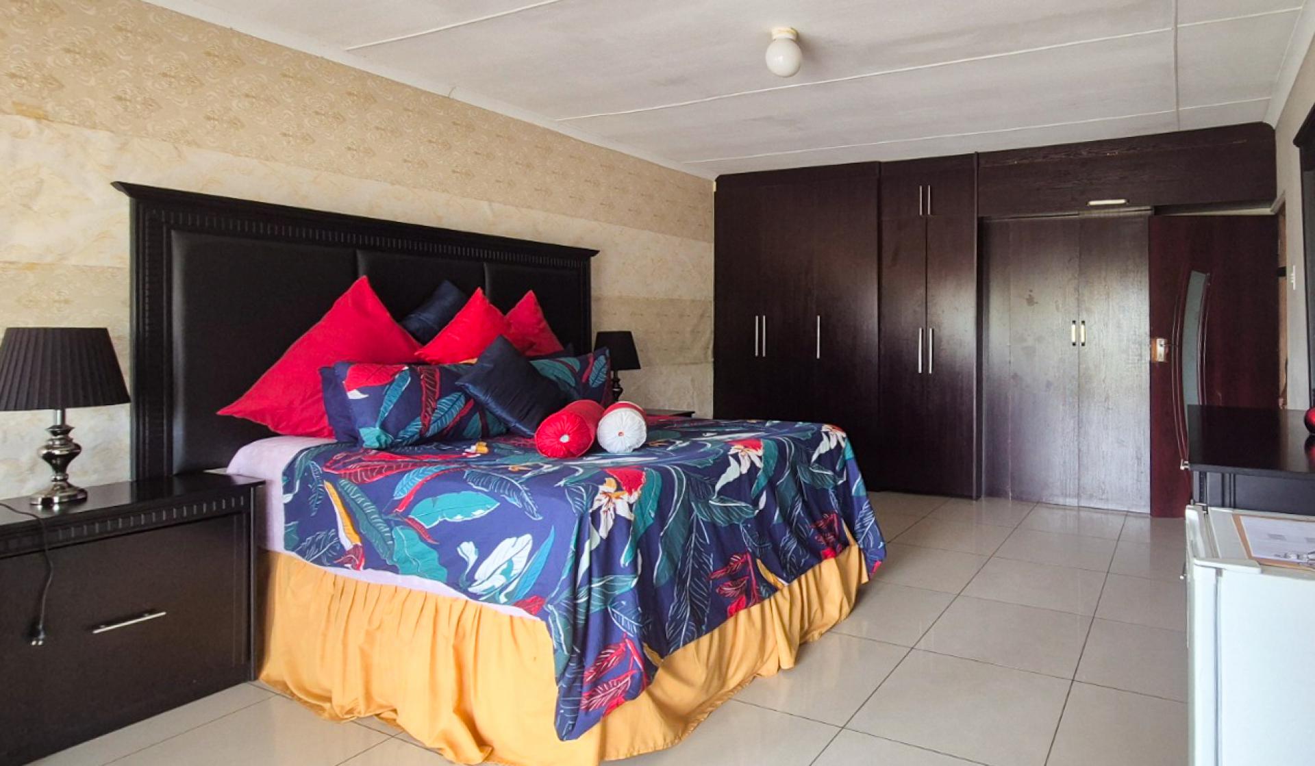 Main Bedroom of property in Queenstown