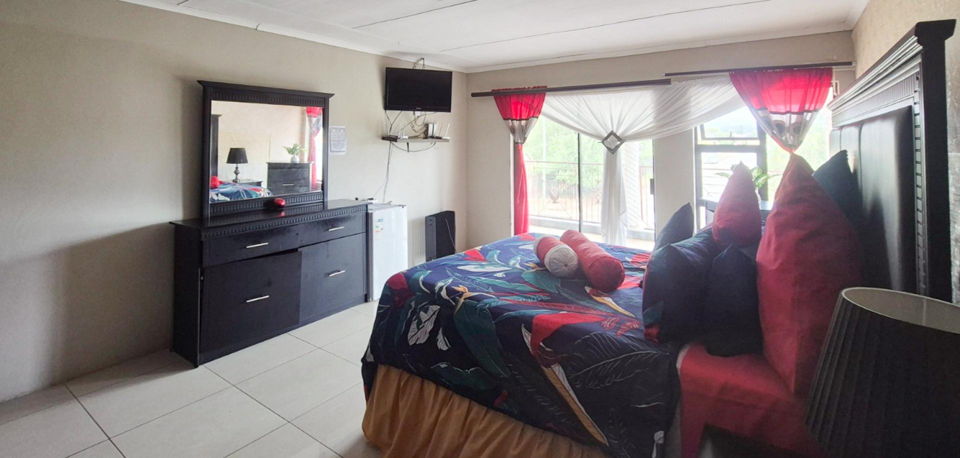 Main Bedroom of property in Queenstown