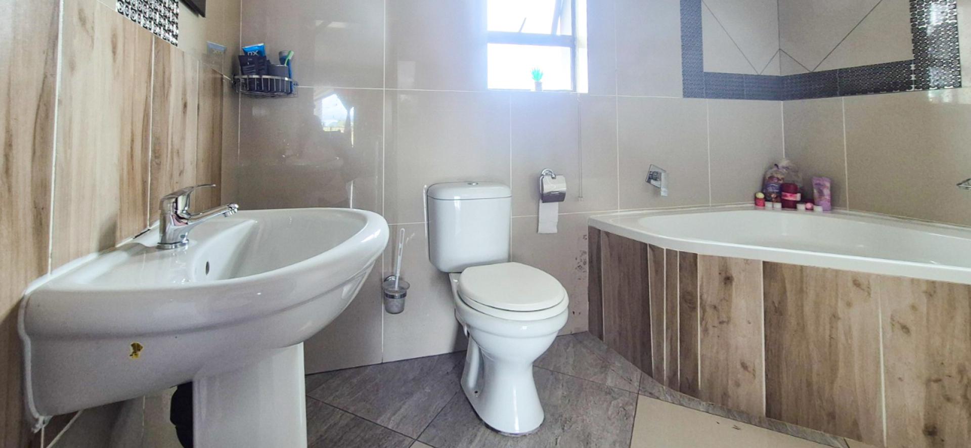 Main Bathroom of property in Queenstown