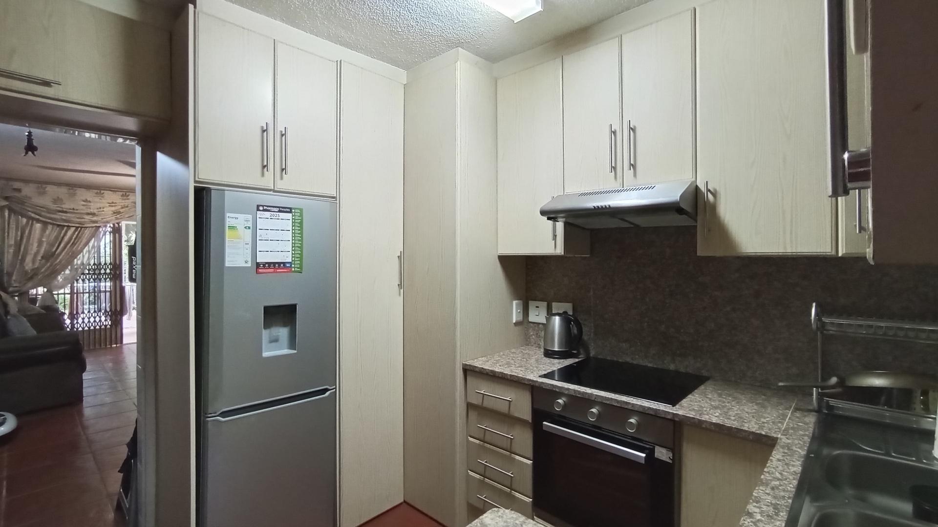 Kitchen - 9 square meters of property in Berkshire Downs