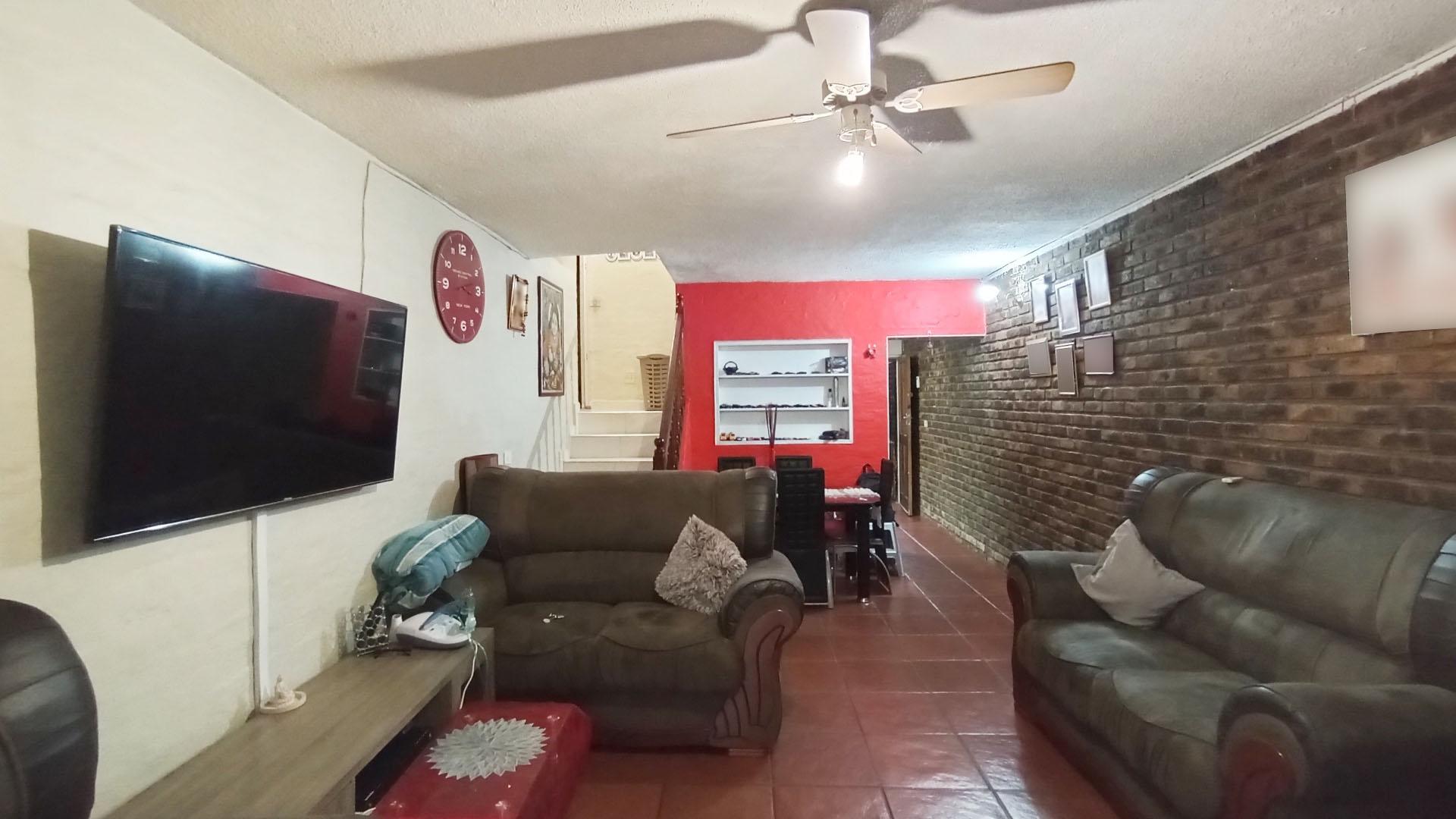 Lounges - 16 square meters of property in Berkshire Downs