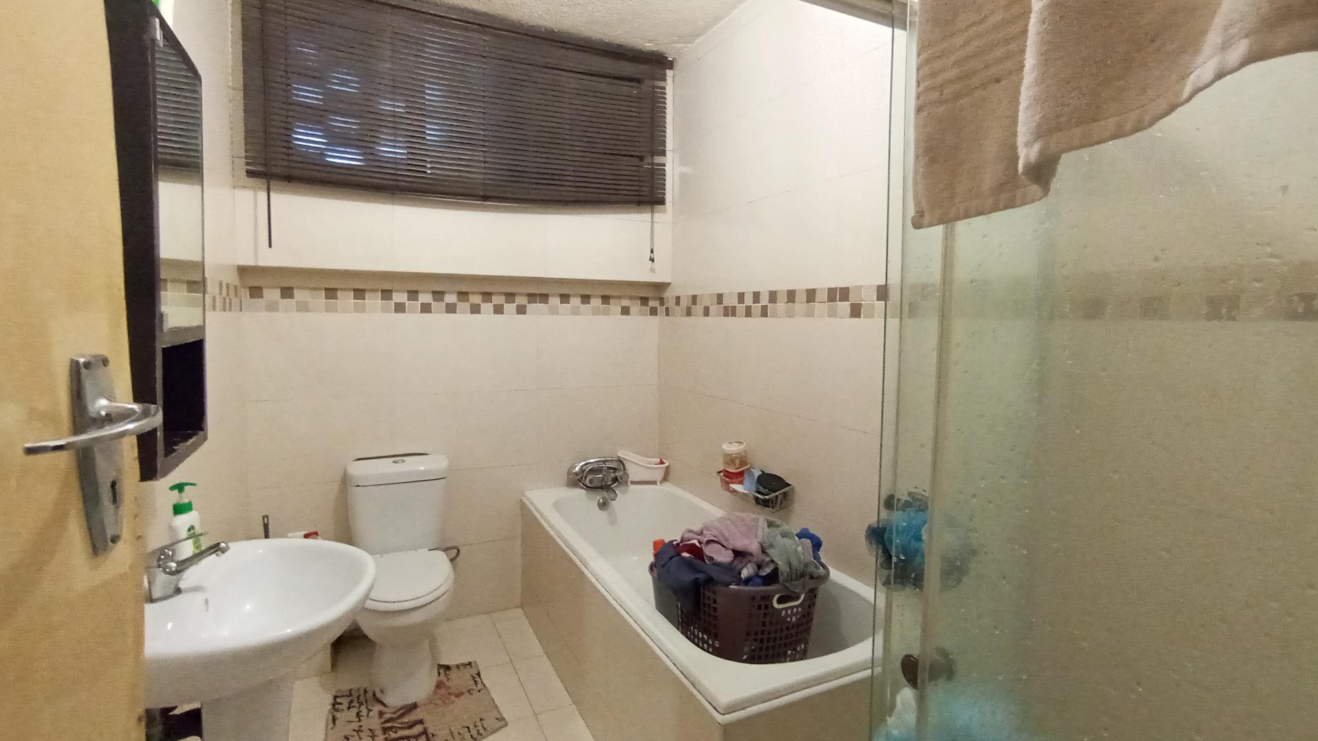 Bathroom 1 - 7 square meters of property in Berkshire Downs