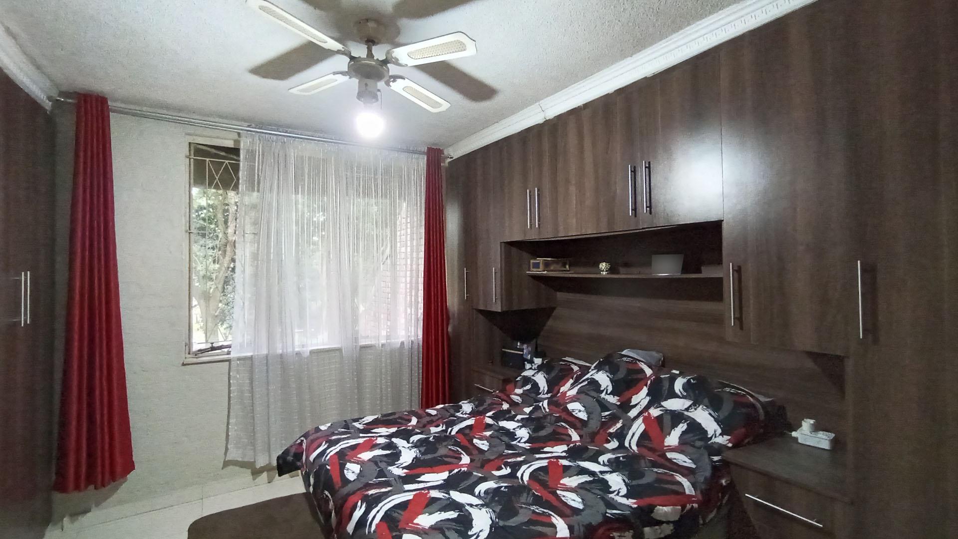 Bed Room 1 - 12 square meters of property in Berkshire Downs