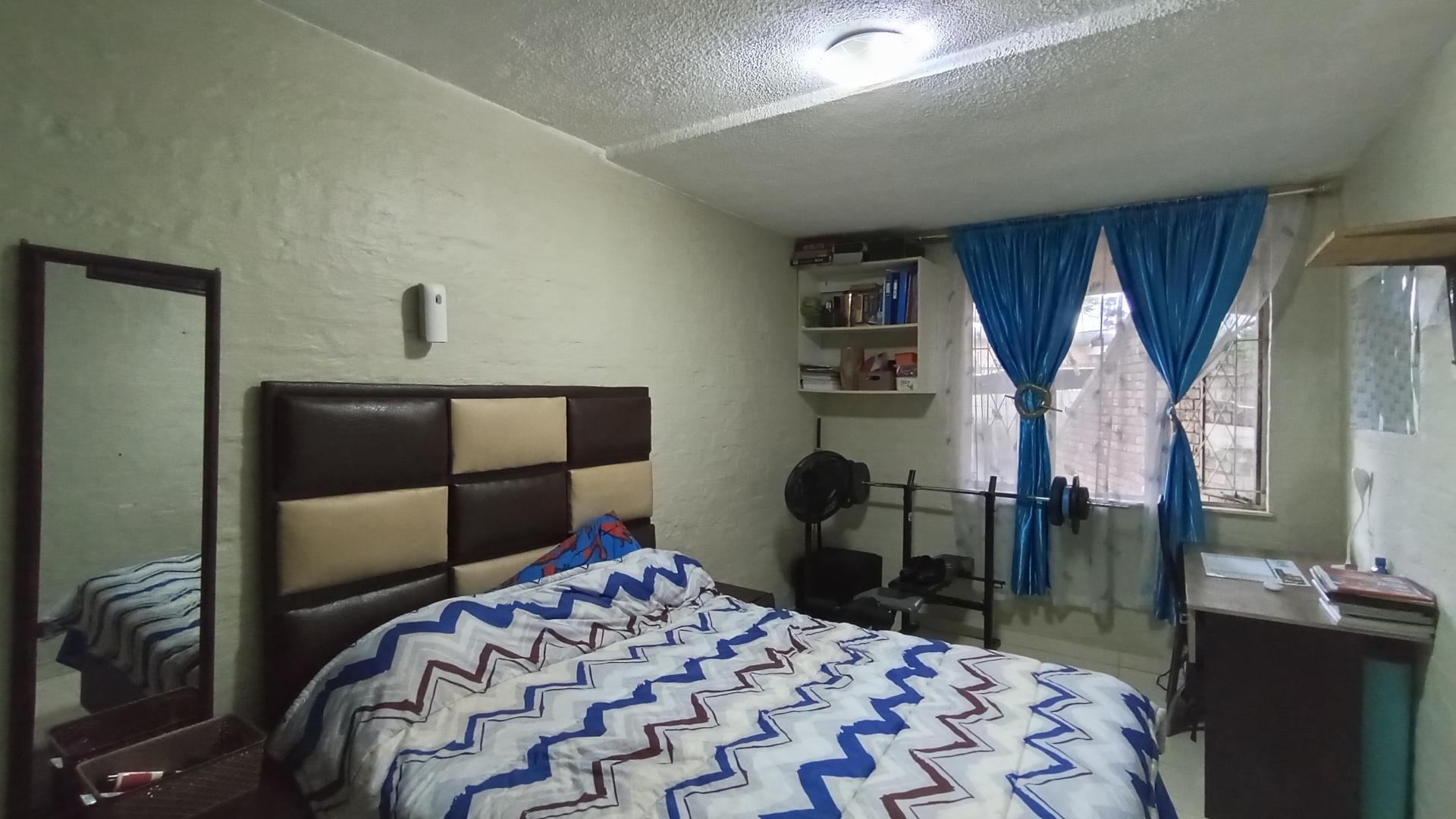 Bed Room 2 - 11 square meters of property in Berkshire Downs