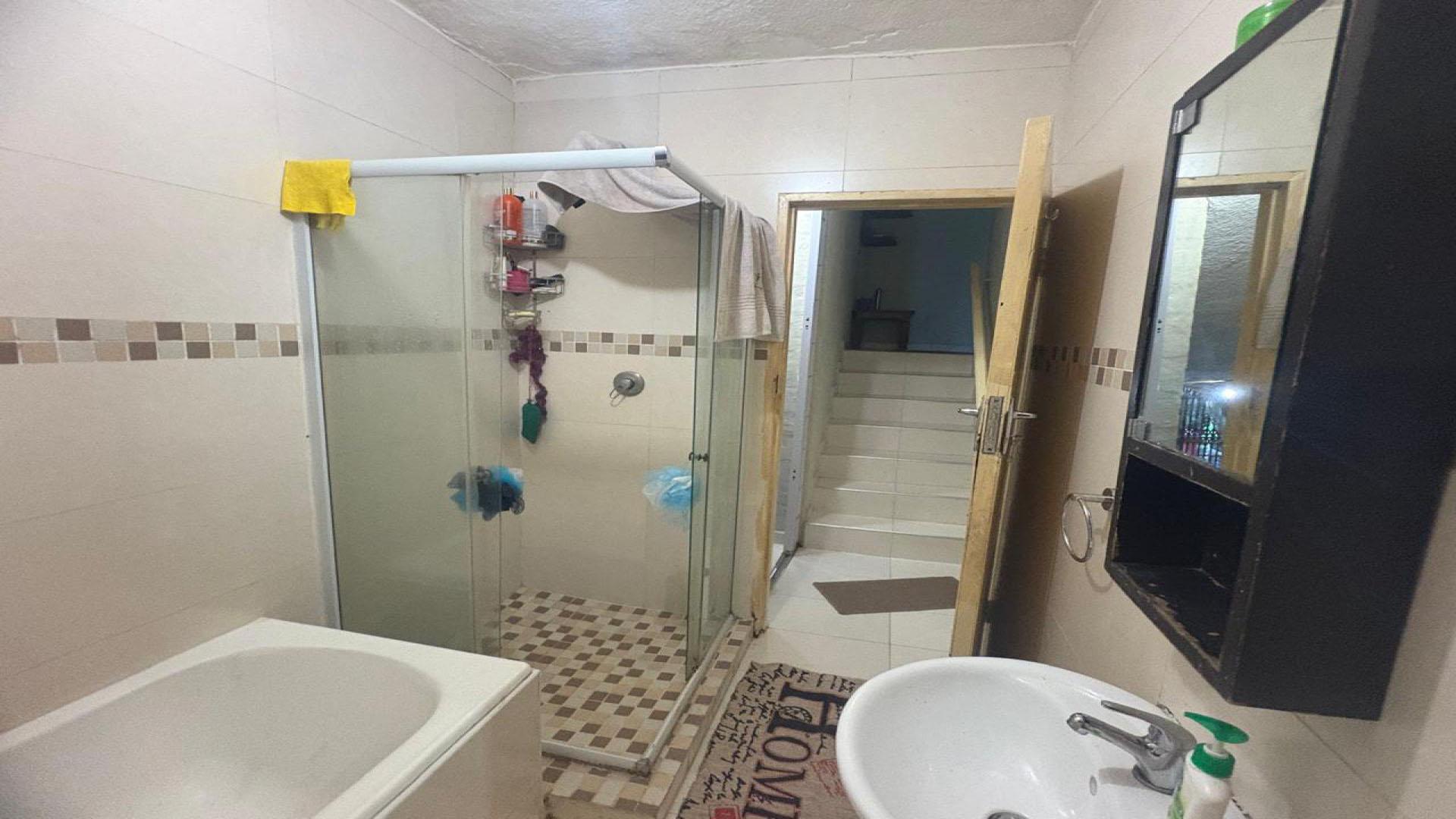 Bathroom 1 - 7 square meters of property in Berkshire Downs