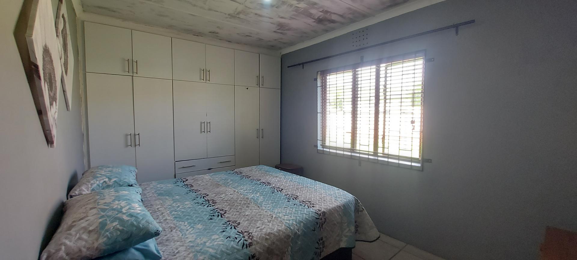 Main Bedroom of property in Riversdale WC