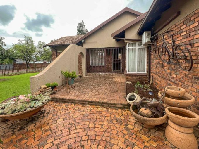 4 Bedroom House for Sale For Sale in Aerorand - MP - MR674463