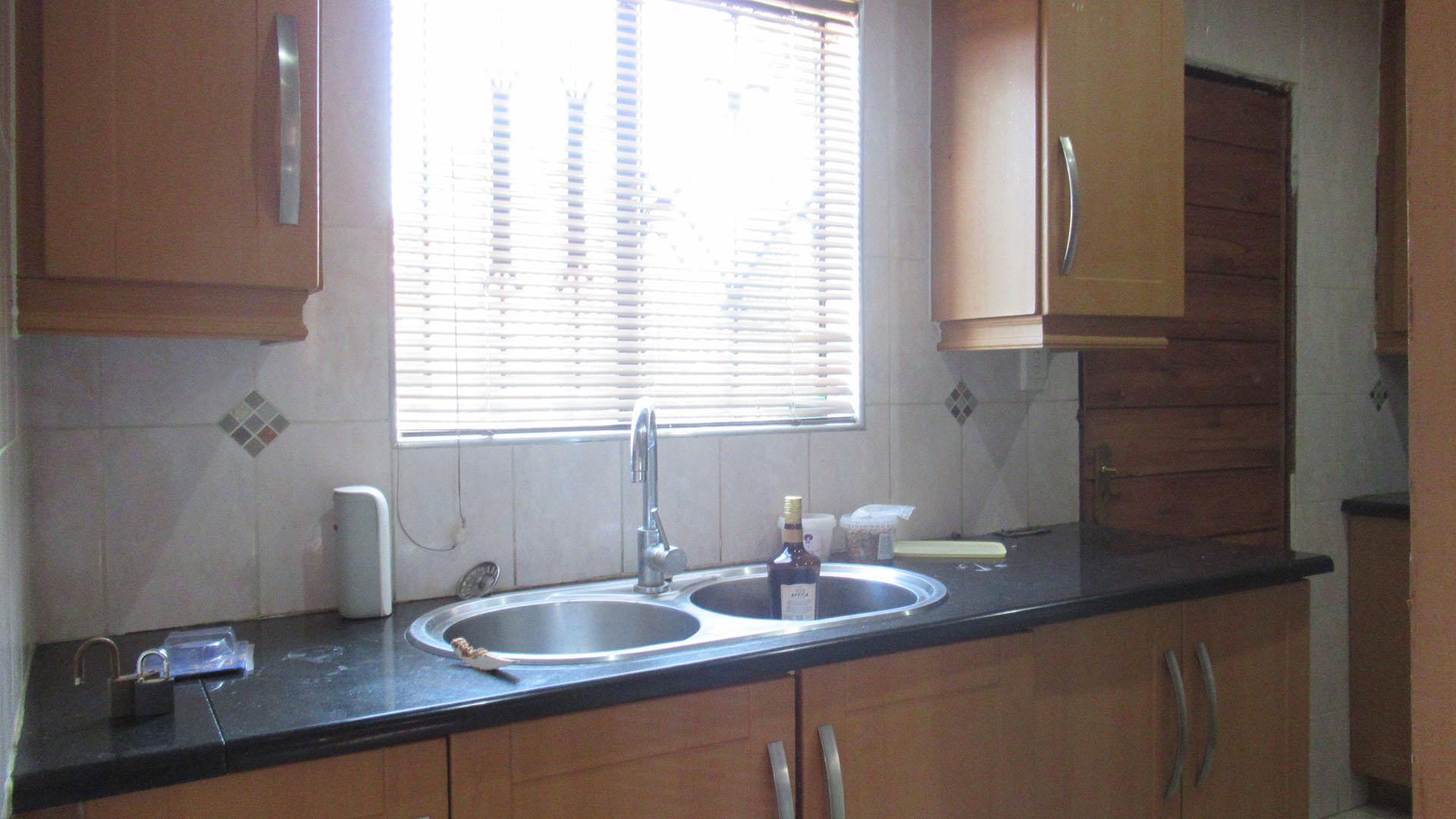Kitchen - 9 square meters of property in Klipfontein View