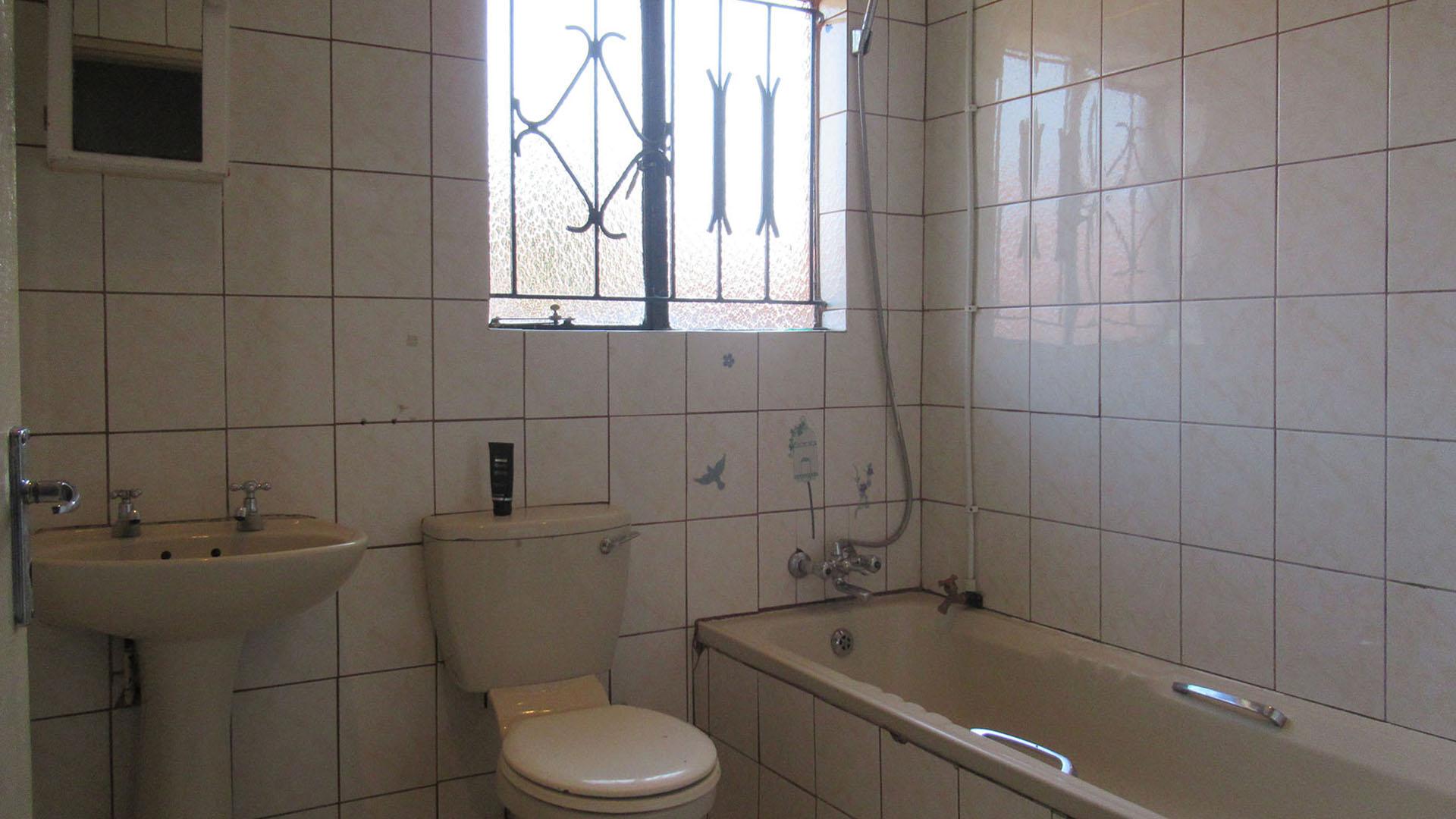 Bathroom 1 - 5 square meters of property in Klipfontein View