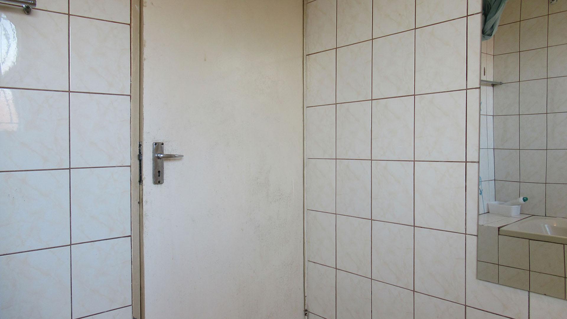 Bathroom 1 - 5 square meters of property in Klipfontein View