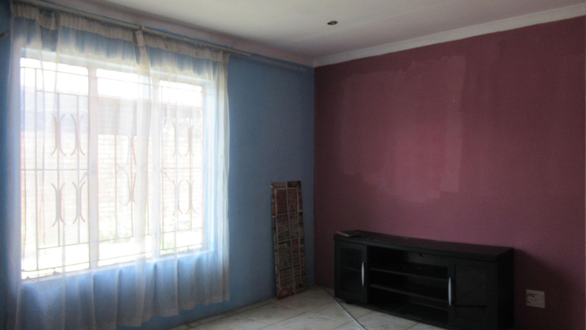 Bed Room 1 - 14 square meters of property in Klipfontein View