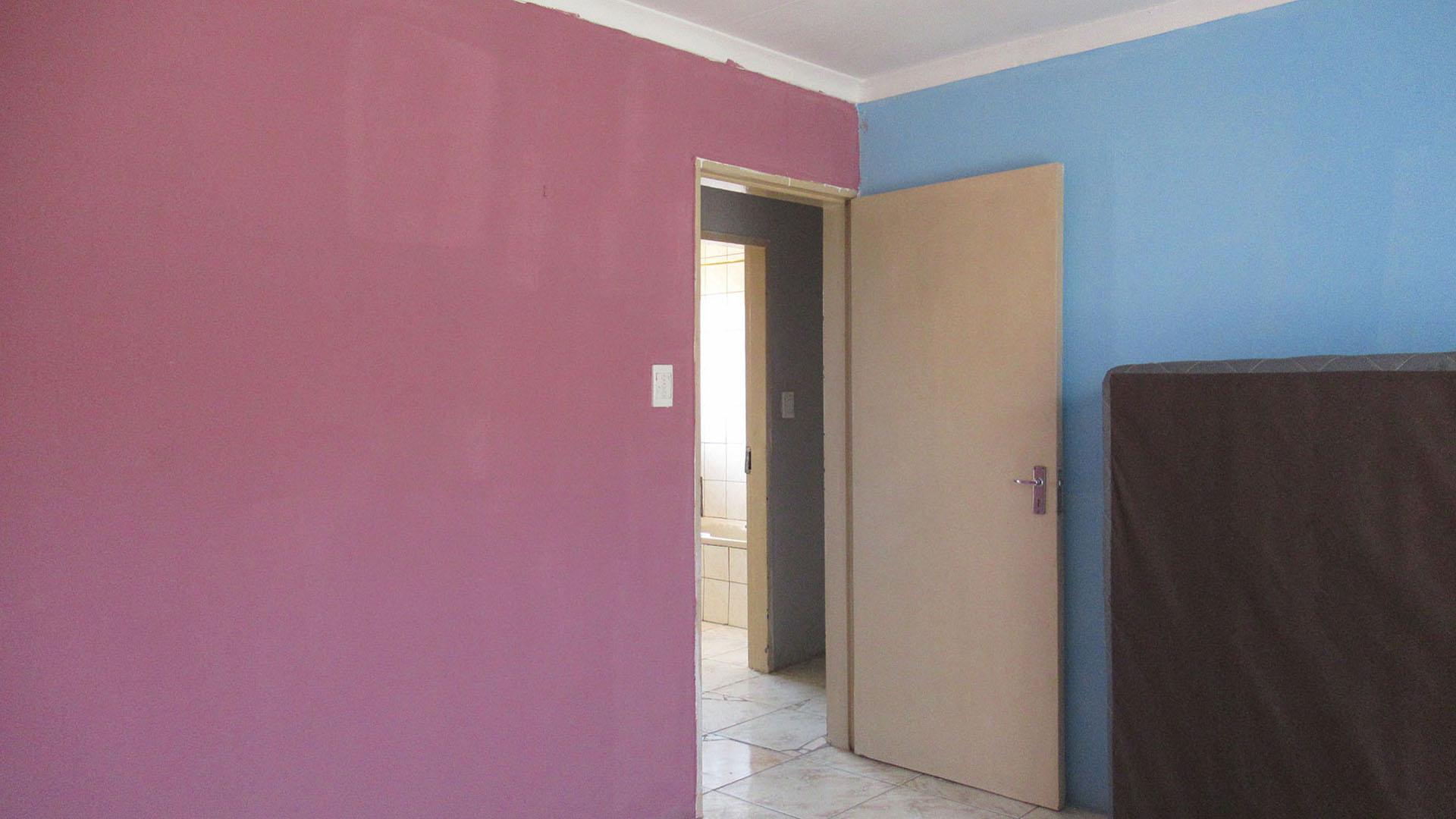 Bed Room 1 - 14 square meters of property in Klipfontein View