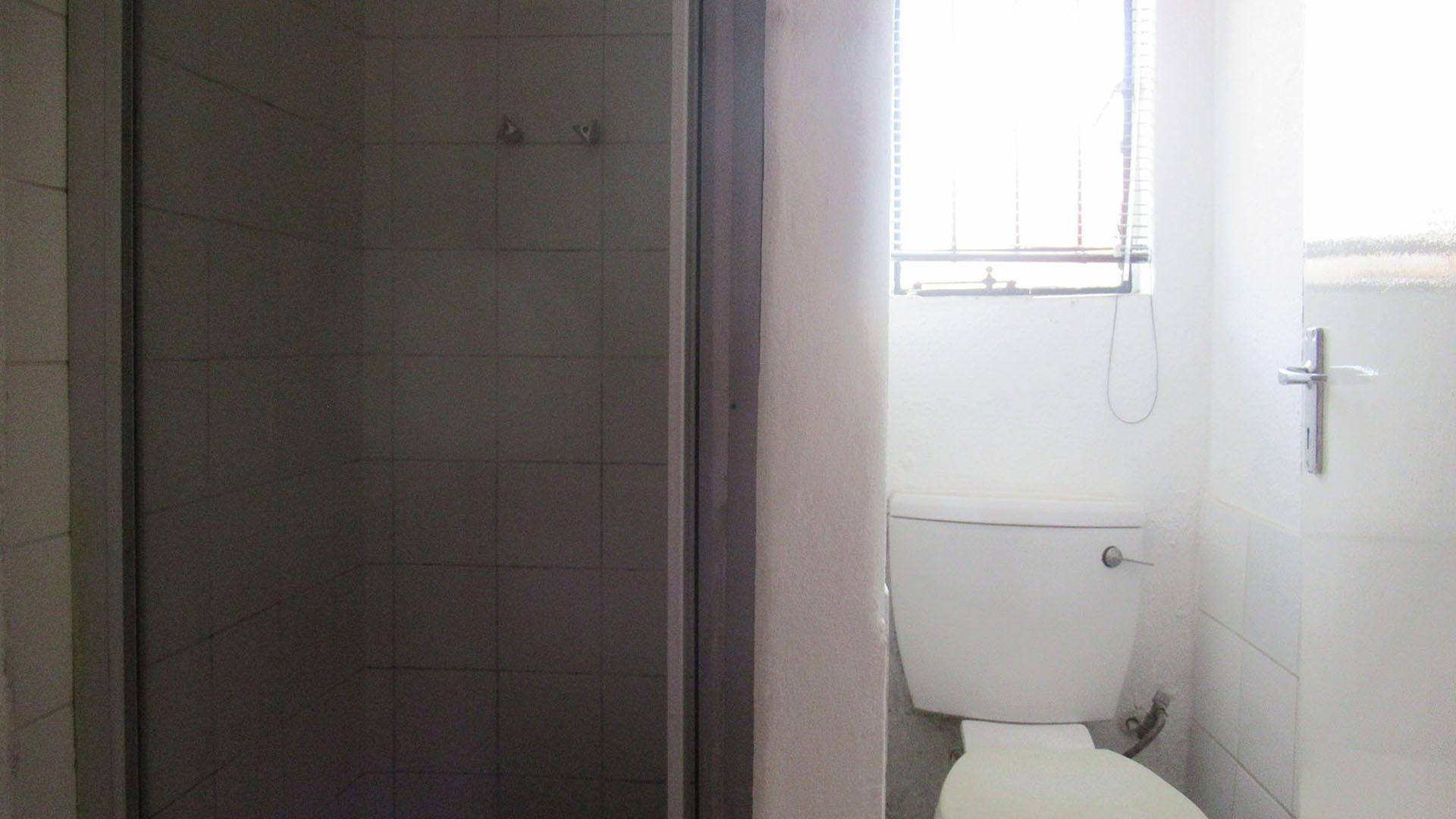 Bathroom 2 - 4 square meters of property in Klipfontein View
