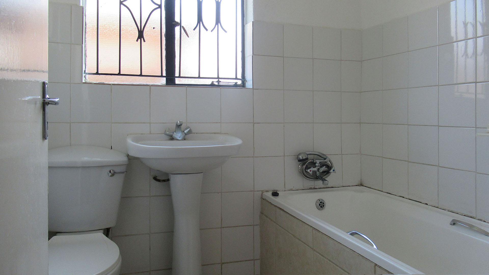 Main Bathroom - 4 square meters of property in Klipfontein View