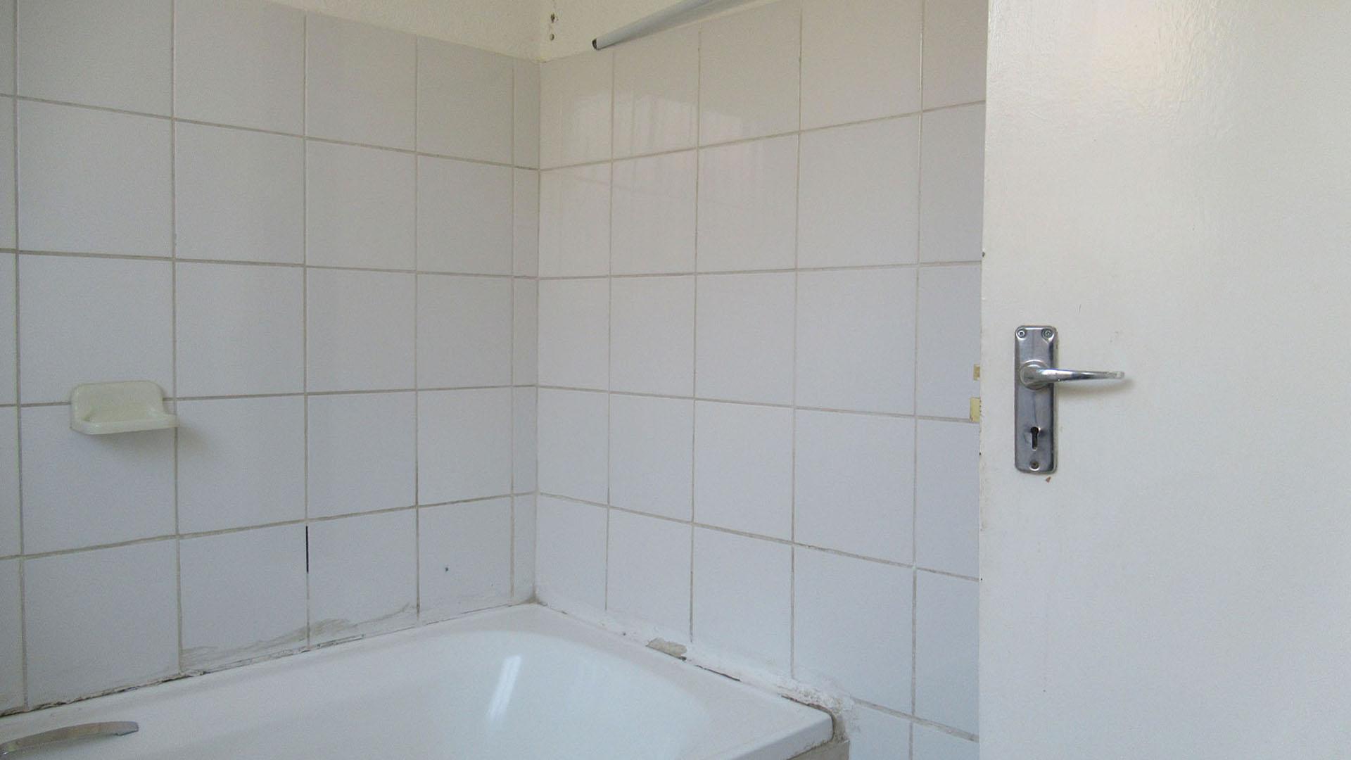Main Bathroom - 4 square meters of property in Klipfontein View
