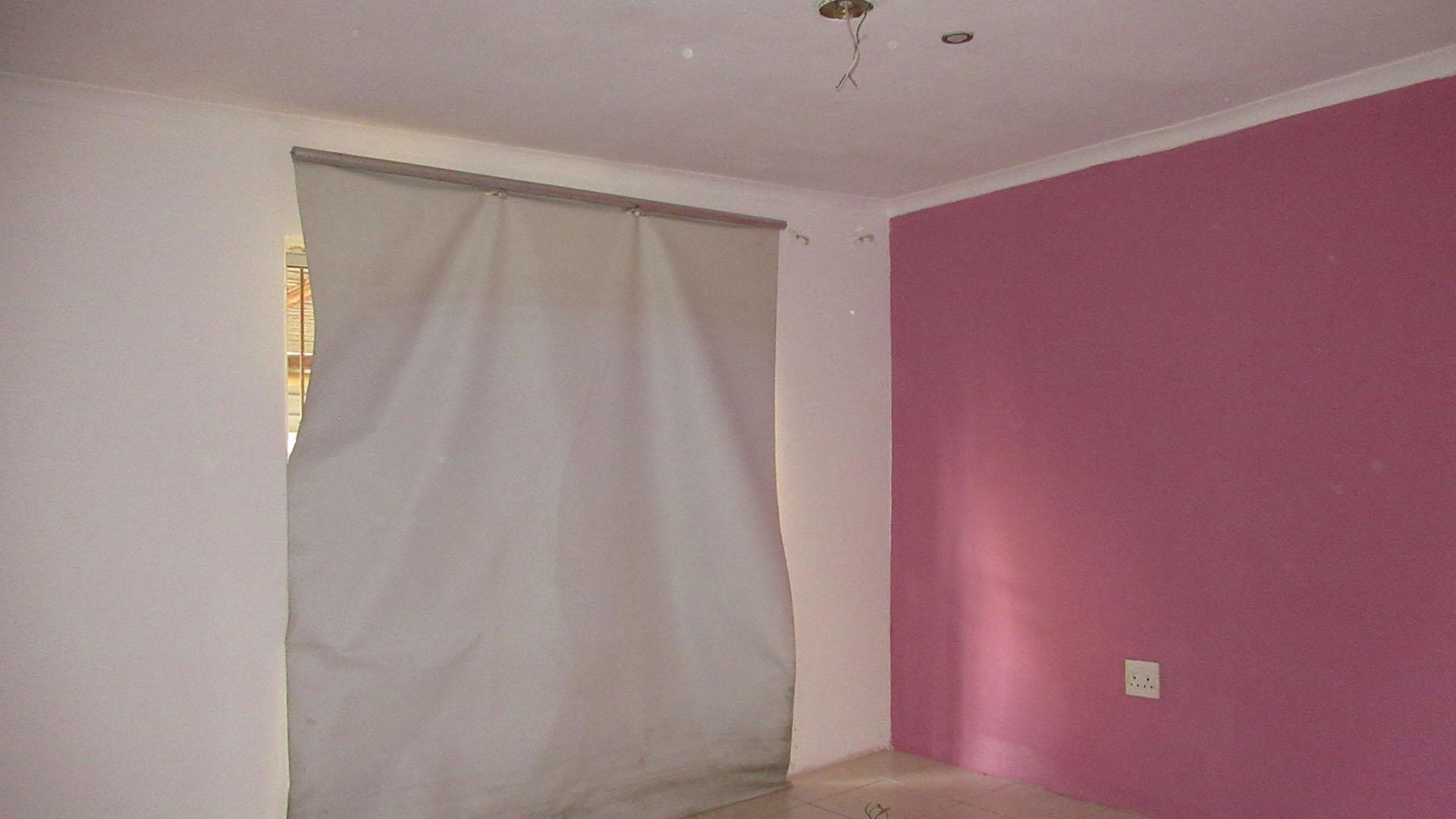 Main Bedroom - 27 square meters of property in Klipfontein View