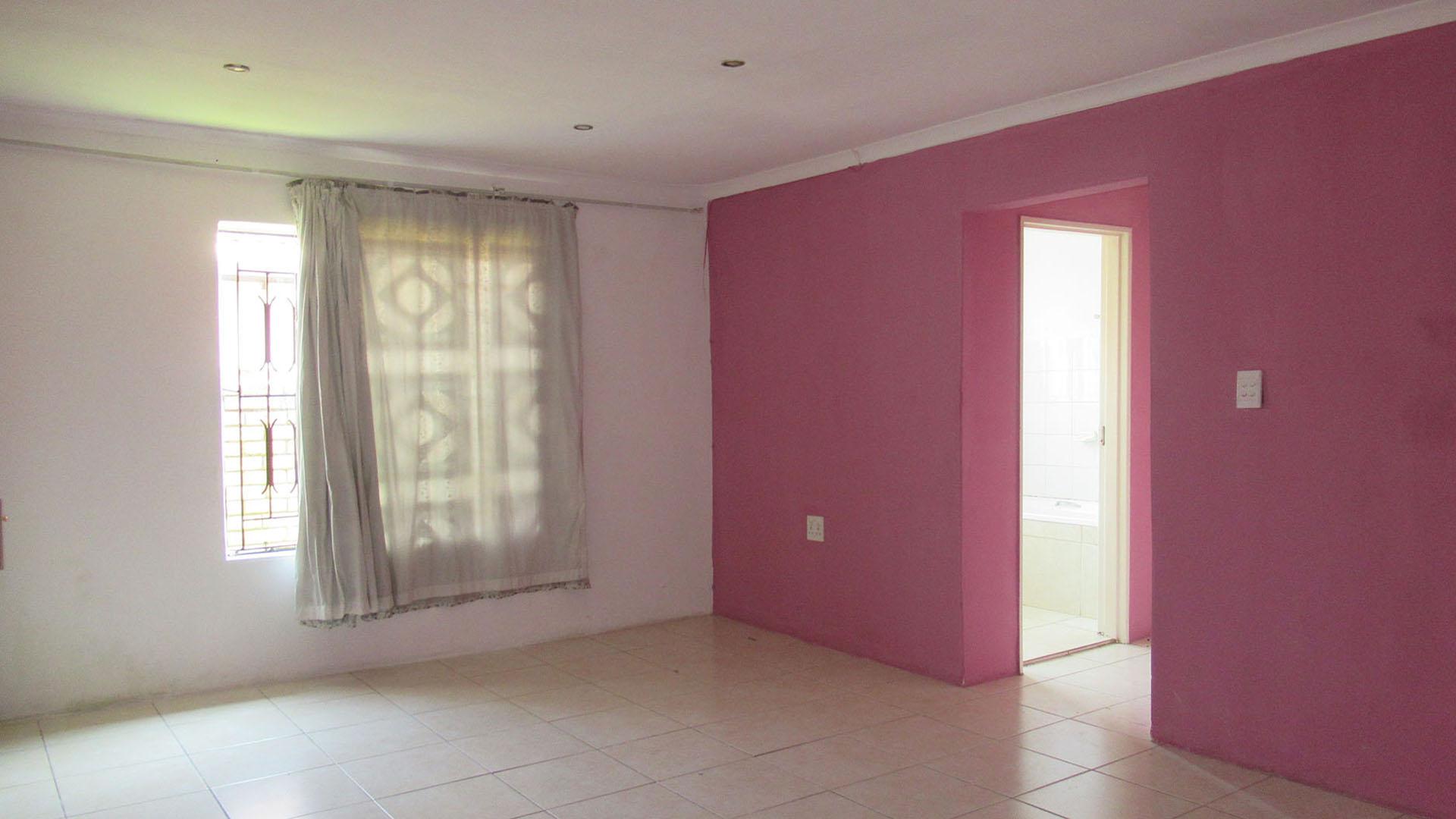 Main Bedroom - 27 square meters of property in Klipfontein View