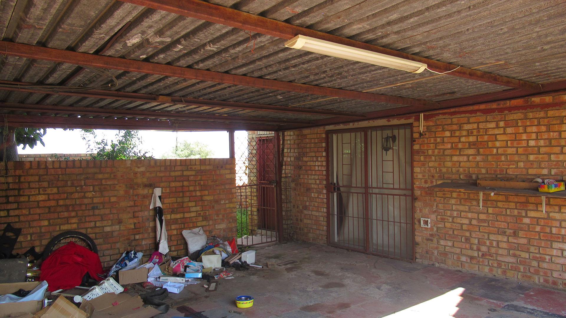 Carport  - 40 square meters of property in Klipfontein View