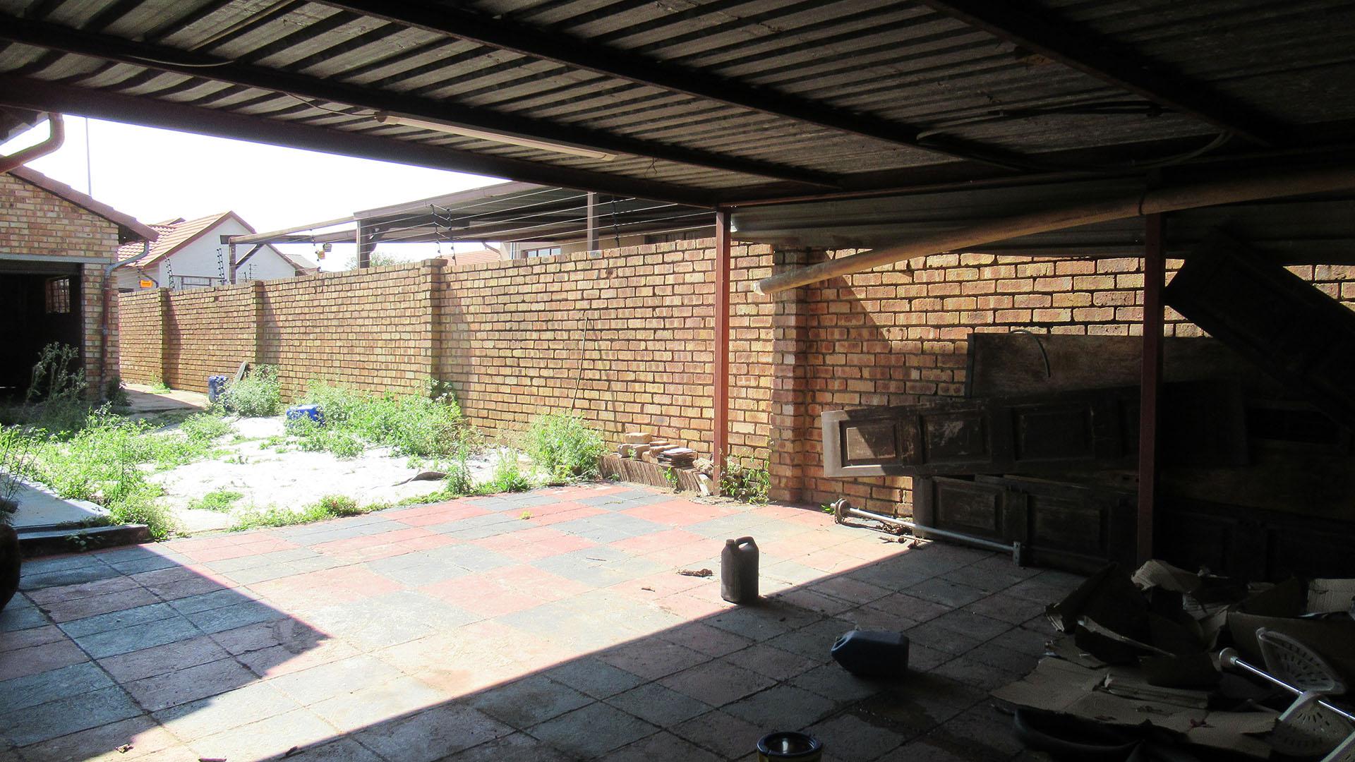 Carport  - 40 square meters of property in Klipfontein View