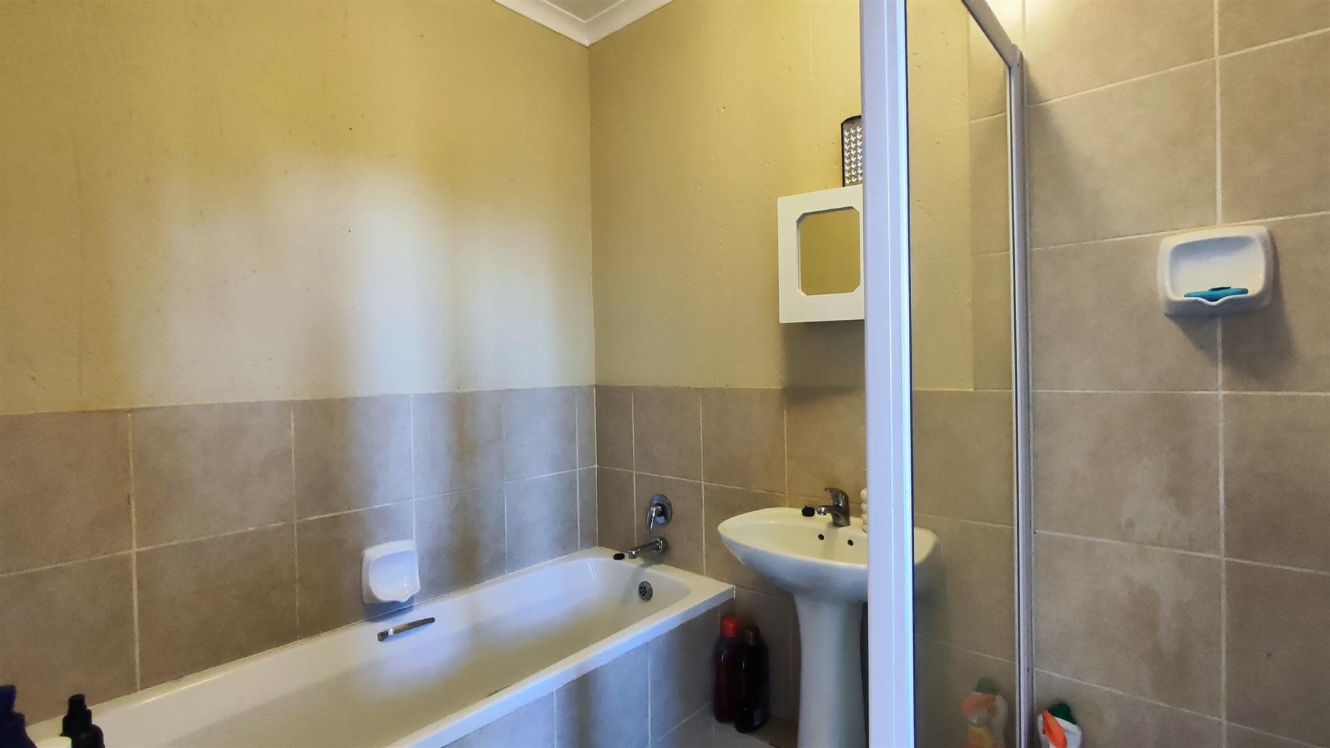 Bathroom 1 - 7 square meters of property in Comet