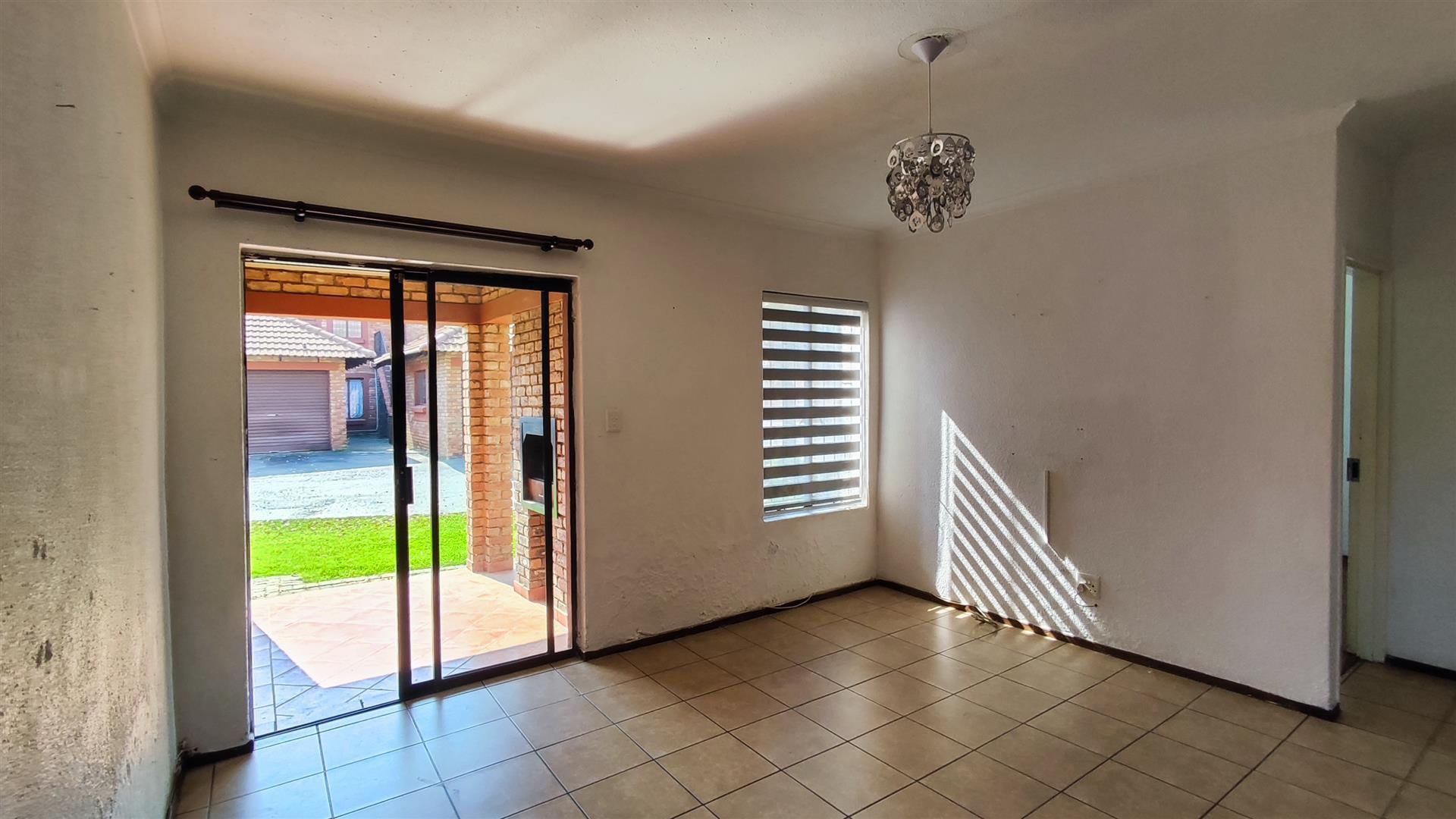 Lounges - 14 square meters of property in Edleen