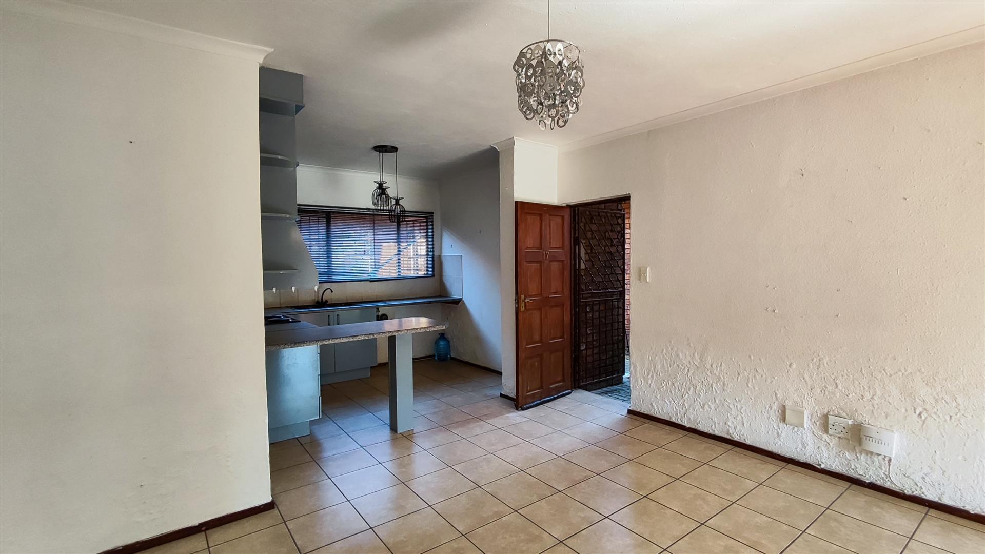 Lounges - 14 square meters of property in Edleen