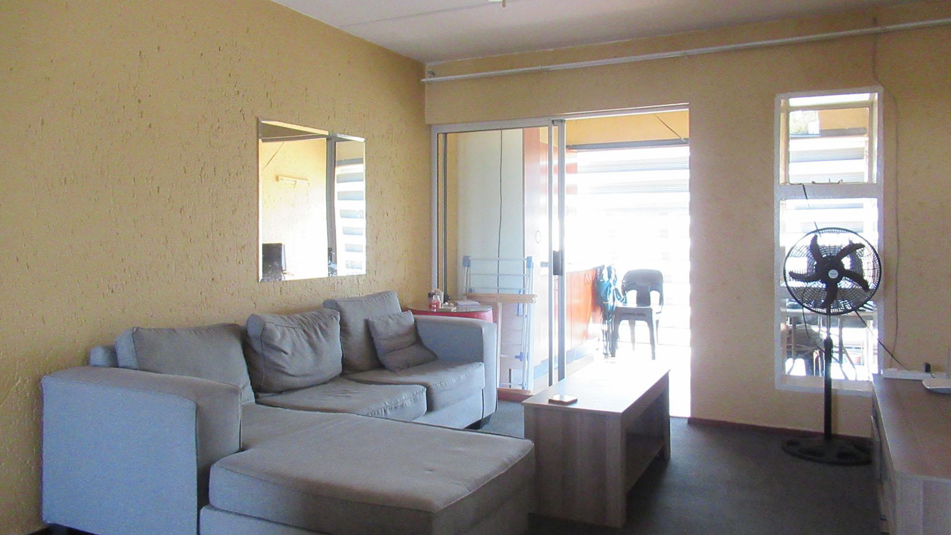 Lounges - 18 square meters of property in Mulbarton