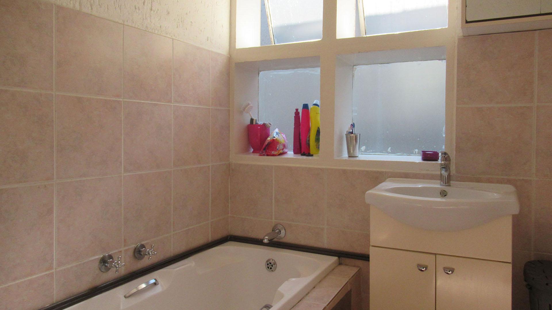 Bathroom 1 - 9 square meters of property in Mulbarton