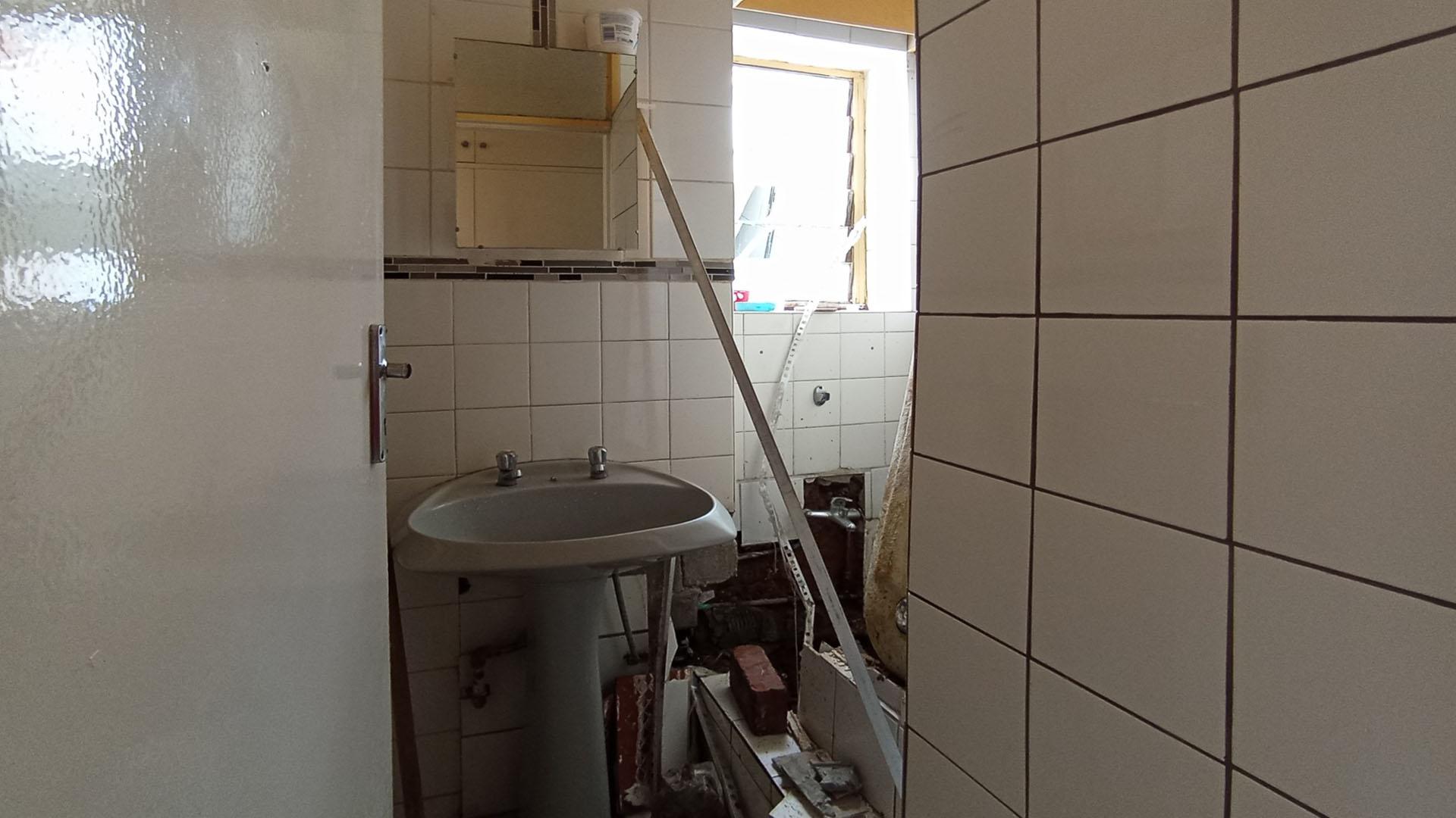 Bathroom 1 - 6 square meters of property in Sunnyside