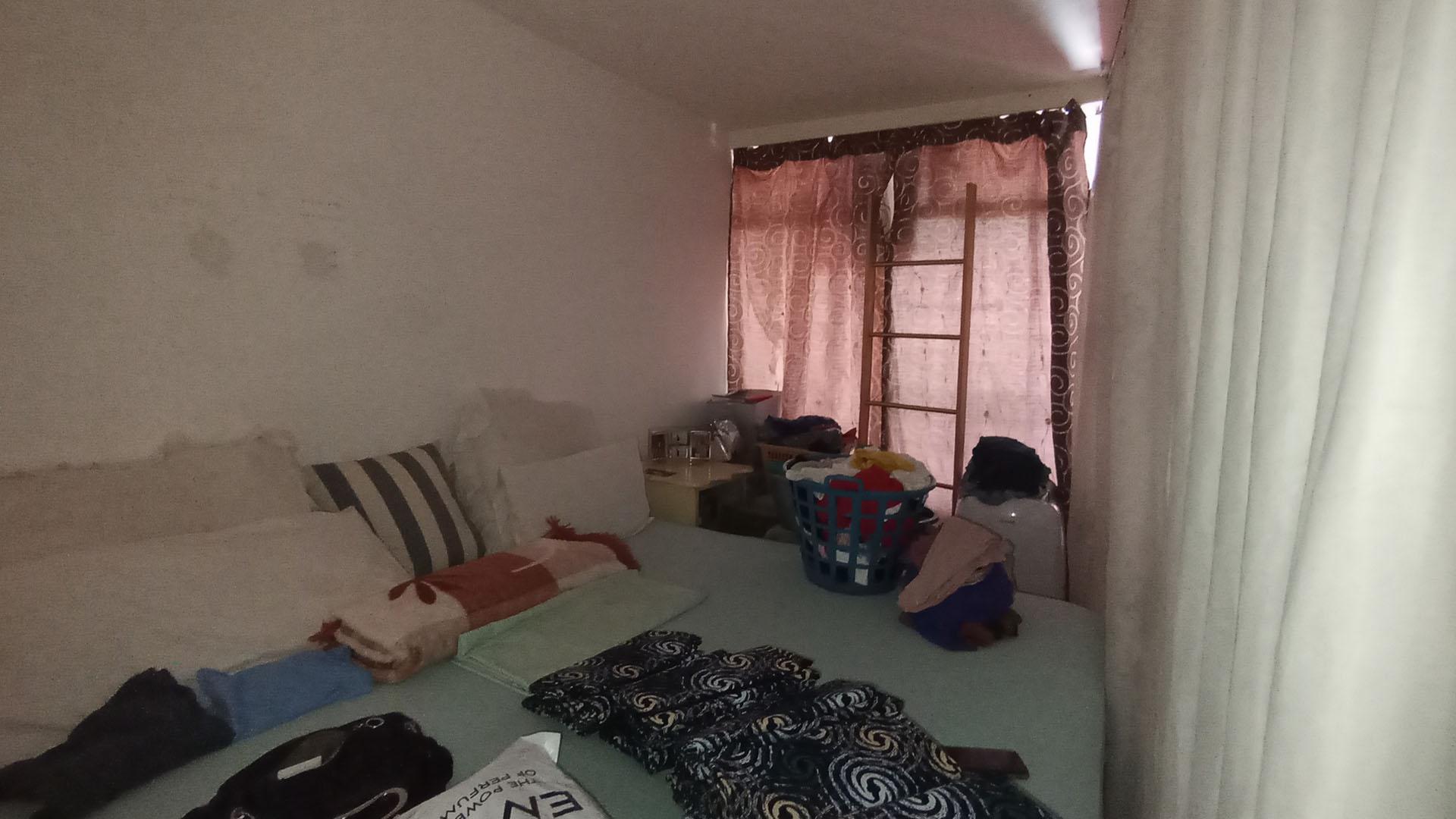 Lounges - 21 square meters of property in Sunnyside