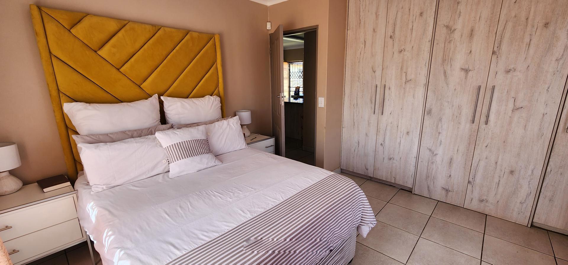 Main Bedroom of property in Ellaton