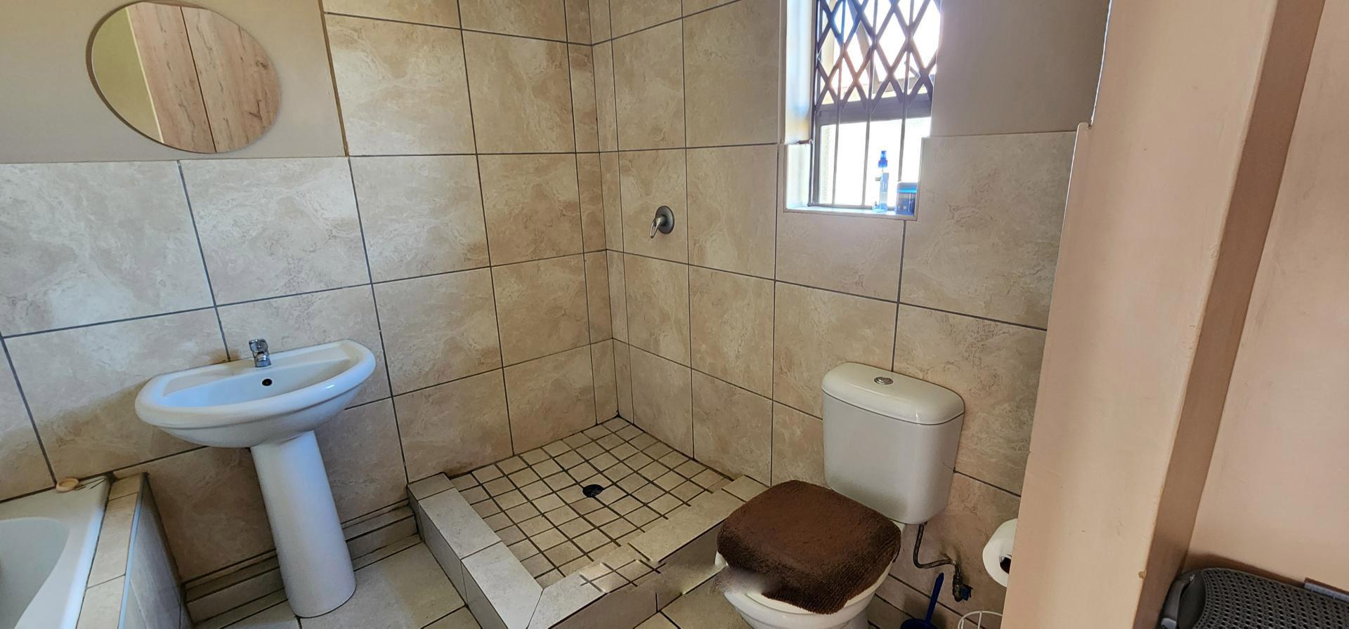 Main Bathroom of property in Ellaton