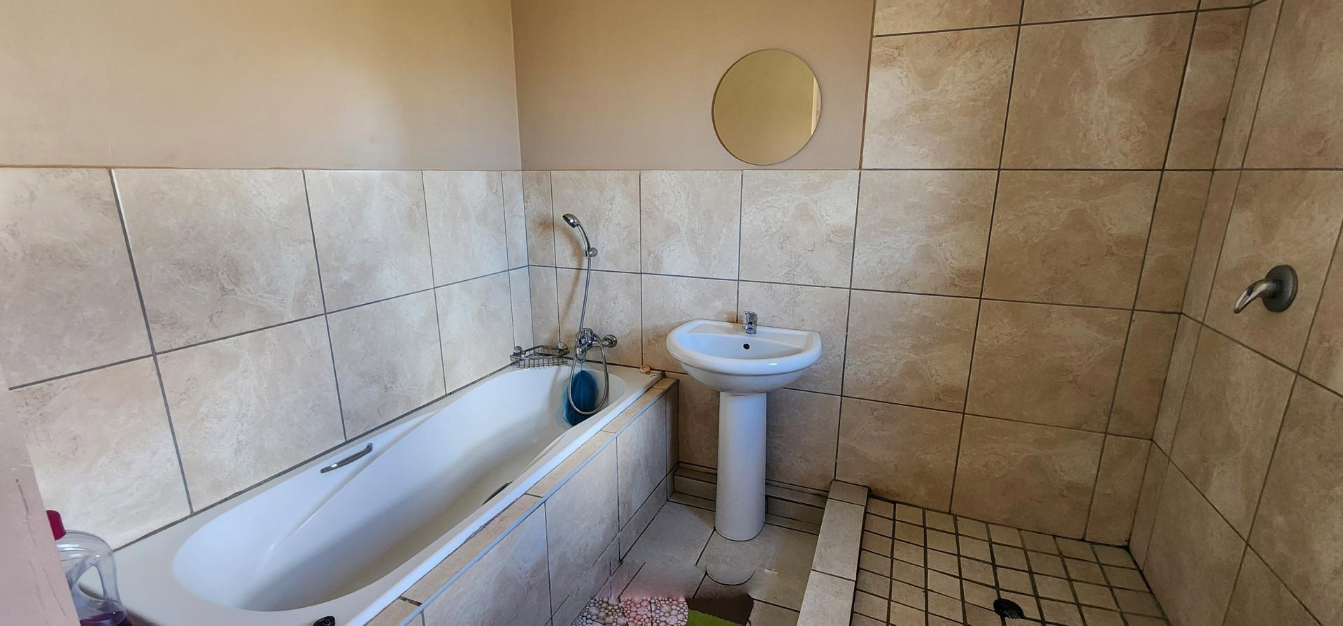 Main Bathroom of property in Ellaton