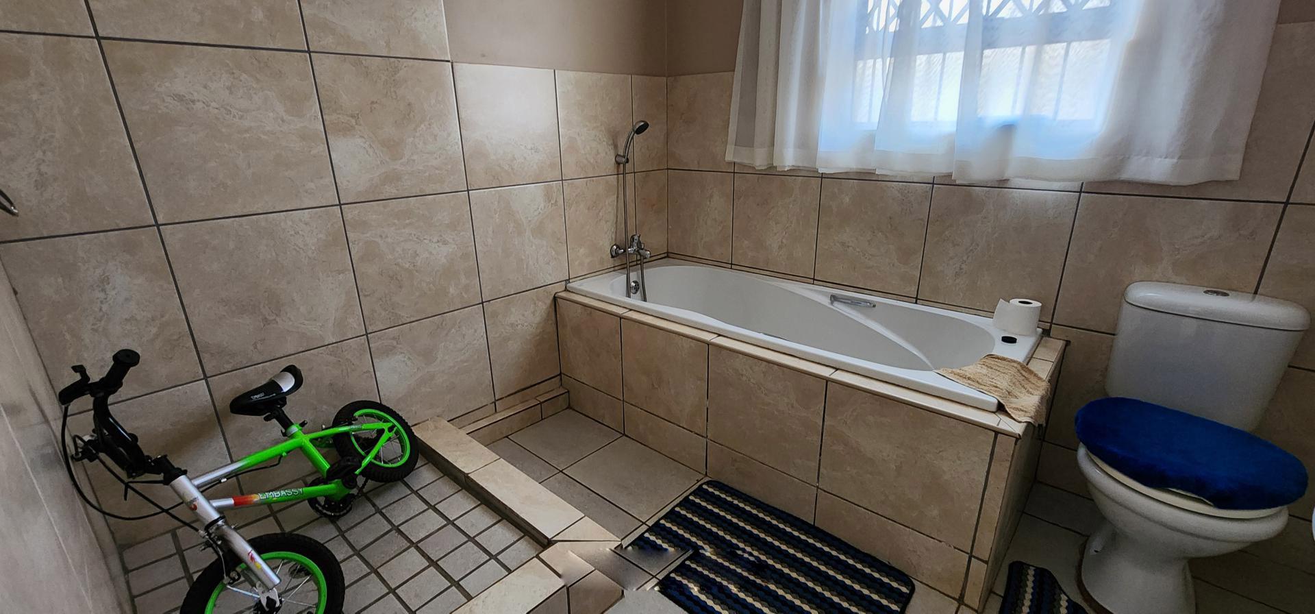 Bathroom 1 of property in Ellaton