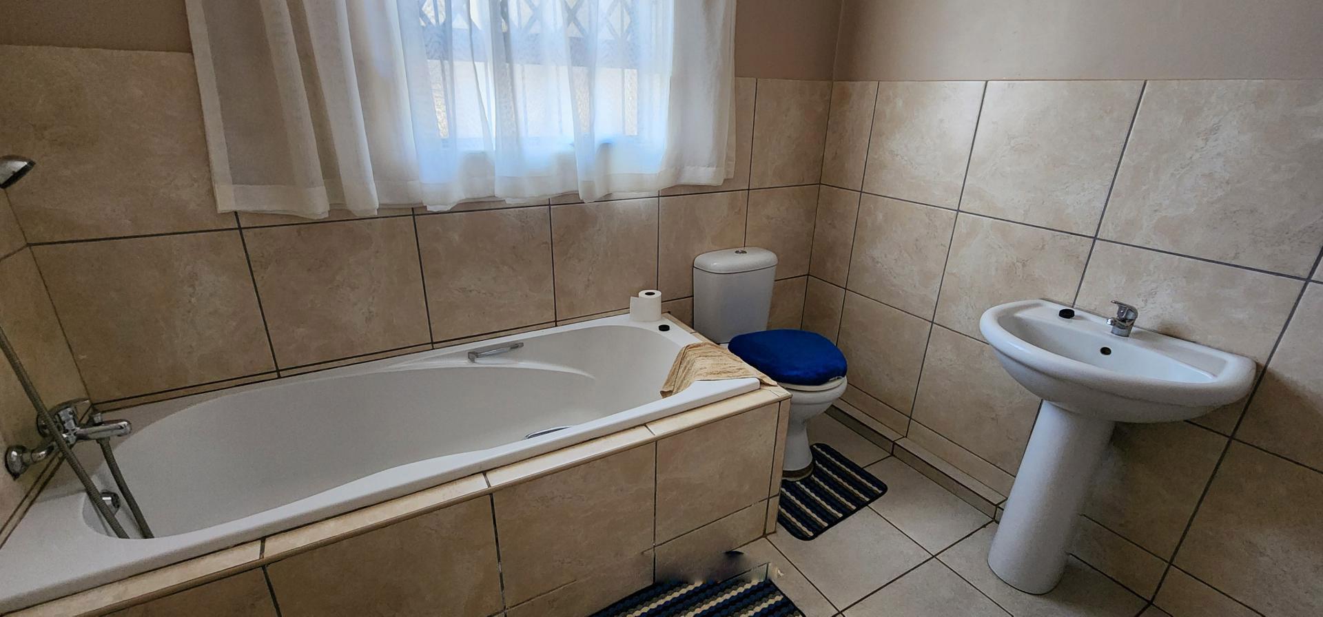 Bathroom 1 of property in Ellaton