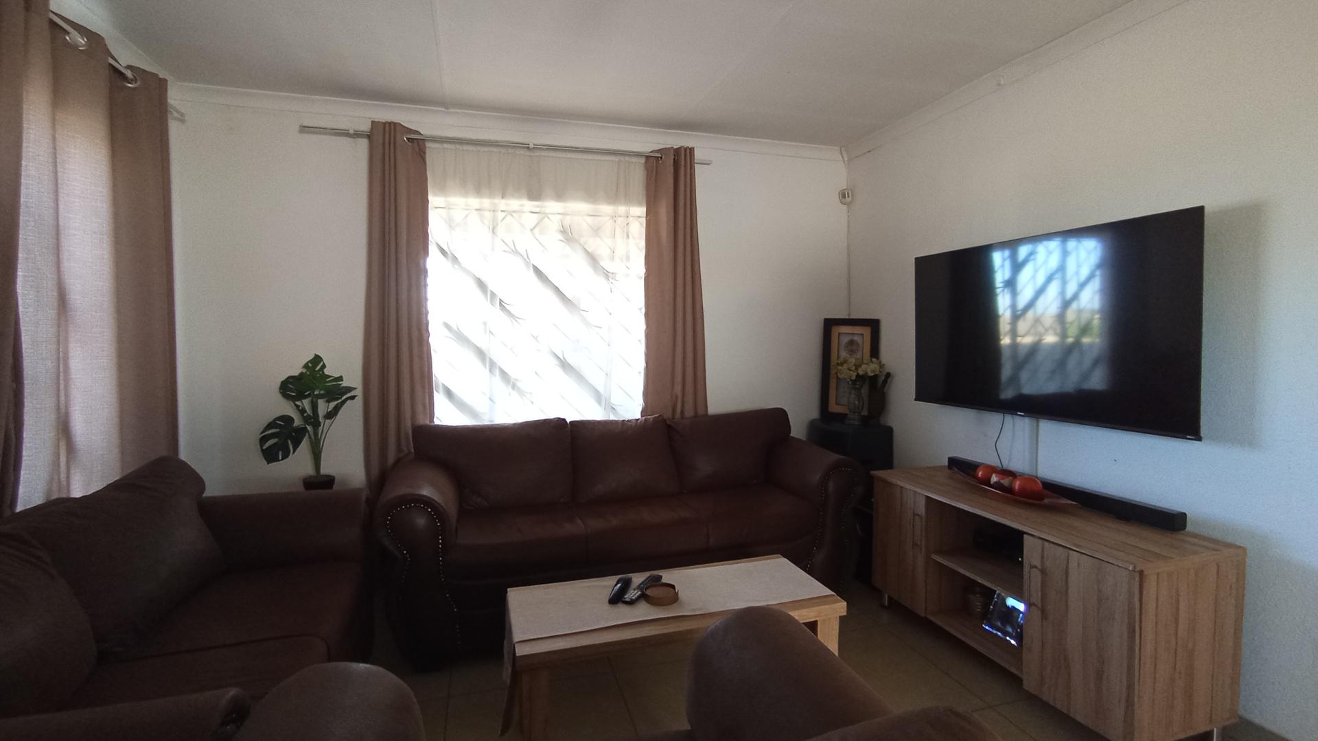 Lounges - 14 square meters of property in Gem Valley