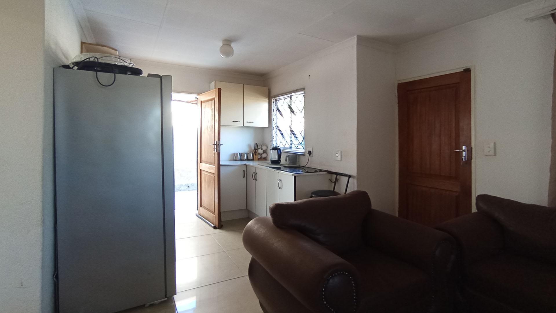 Lounges - 14 square meters of property in Gem Valley