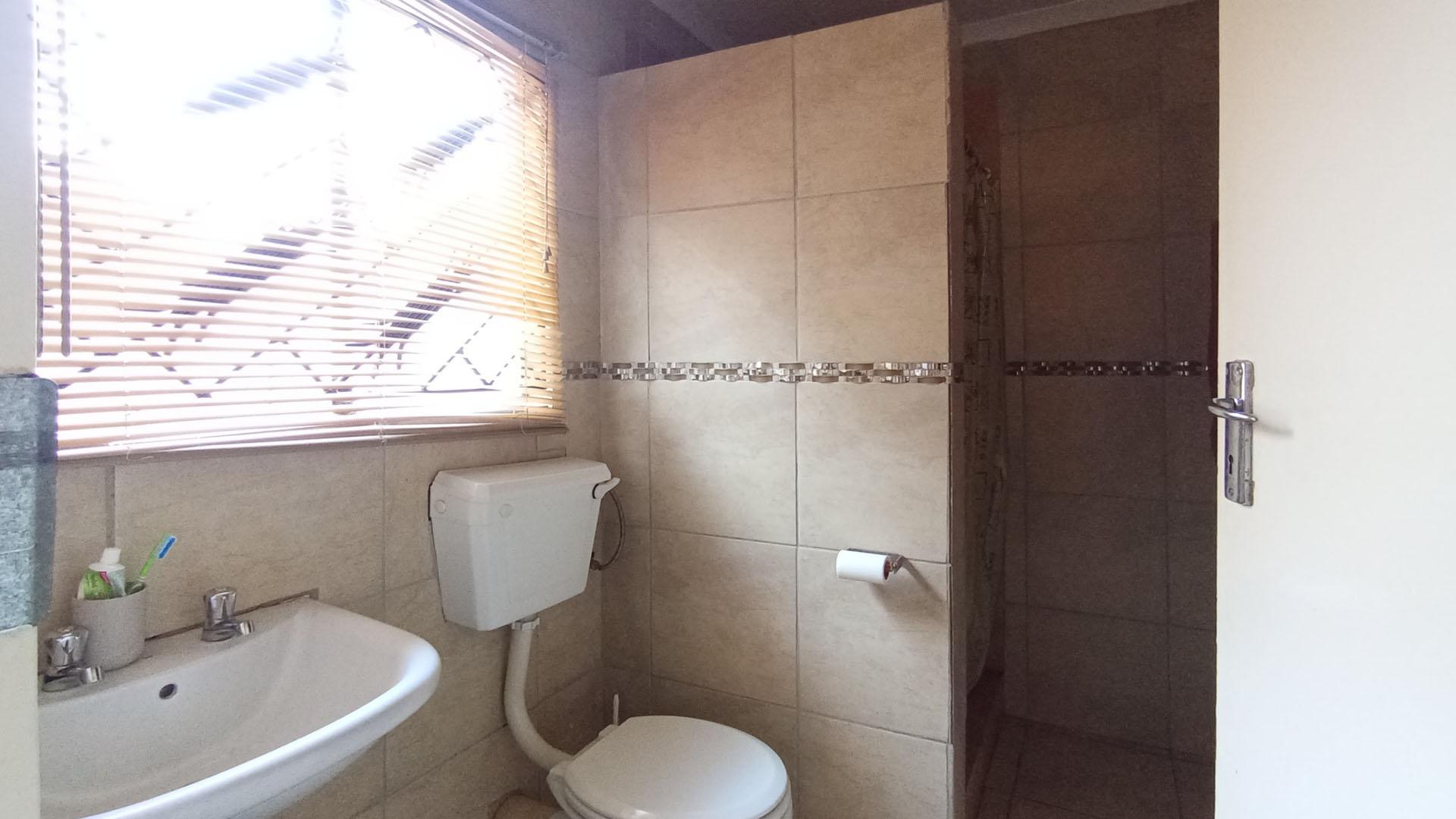 Main Bathroom - 5 square meters of property in Gem Valley
