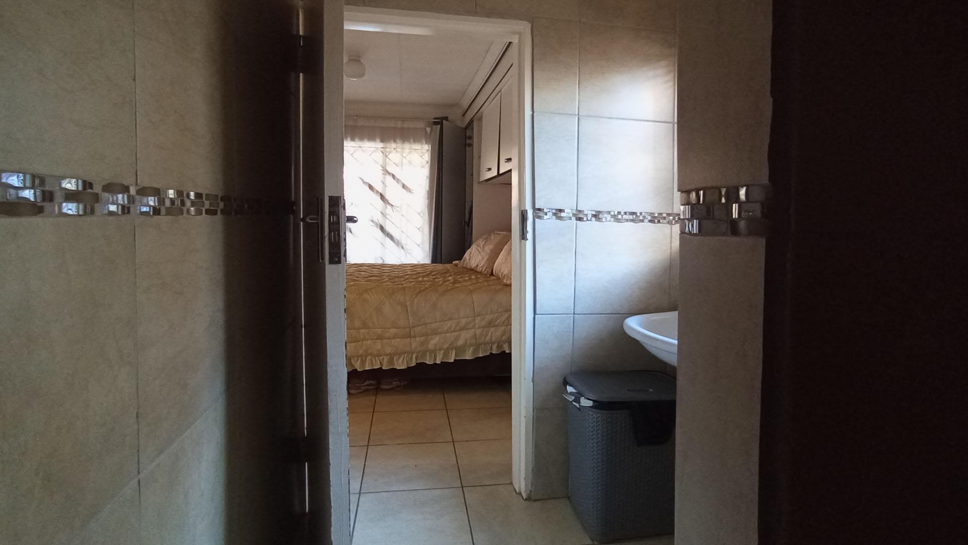 Main Bathroom - 5 square meters of property in Gem Valley