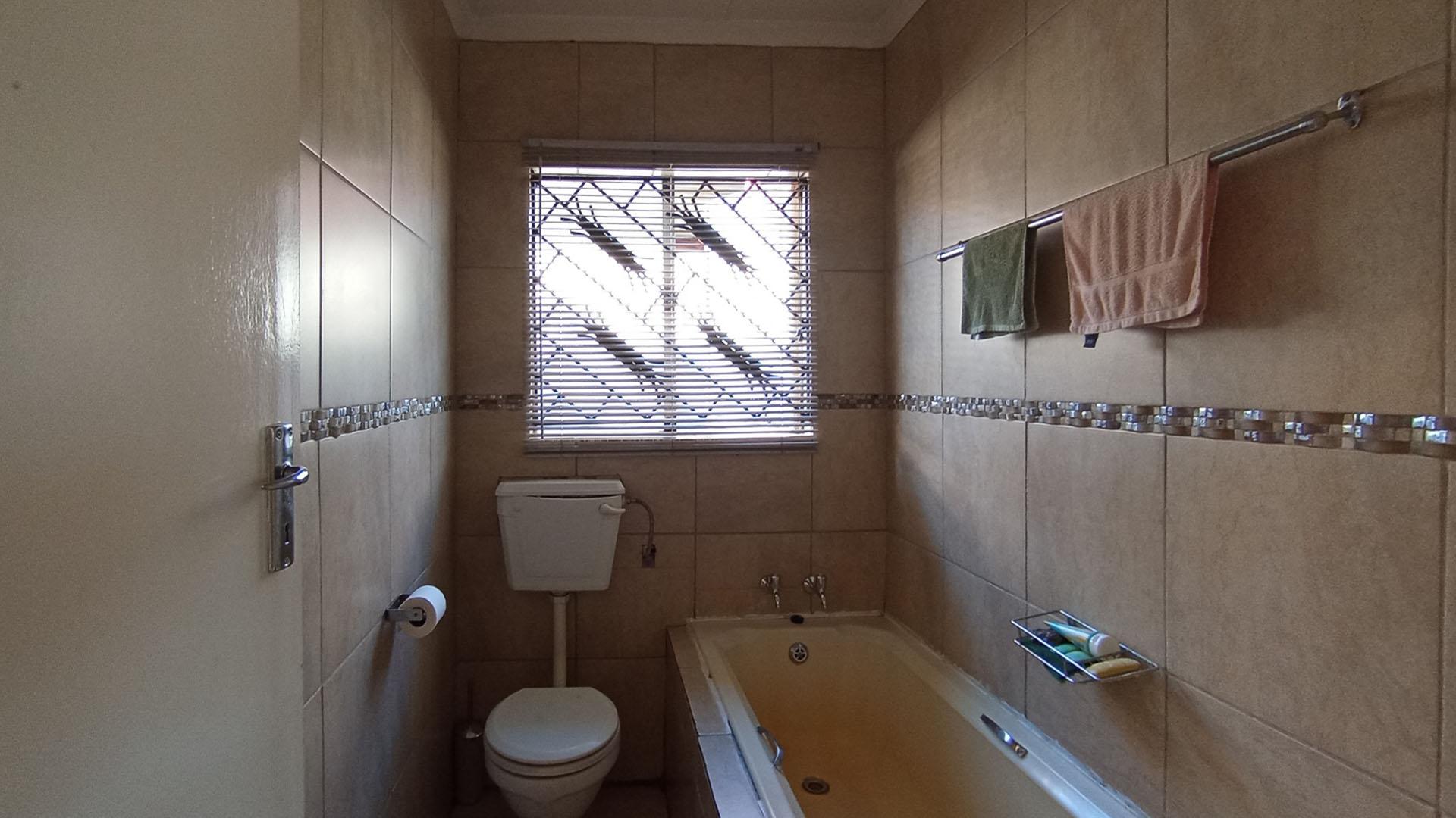 Bathroom 1 - 4 square meters of property in Gem Valley