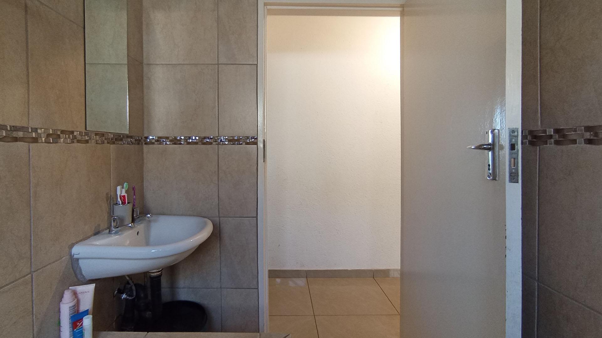 Bathroom 1 - 4 square meters of property in Gem Valley