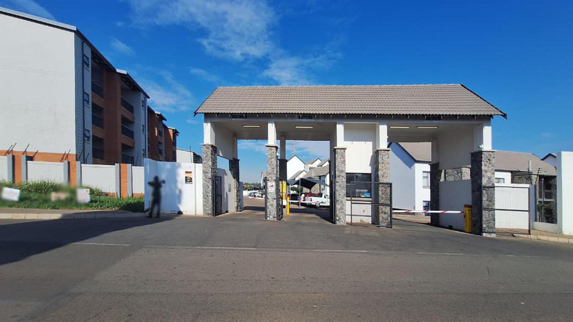 Front View of property in Glen Marais