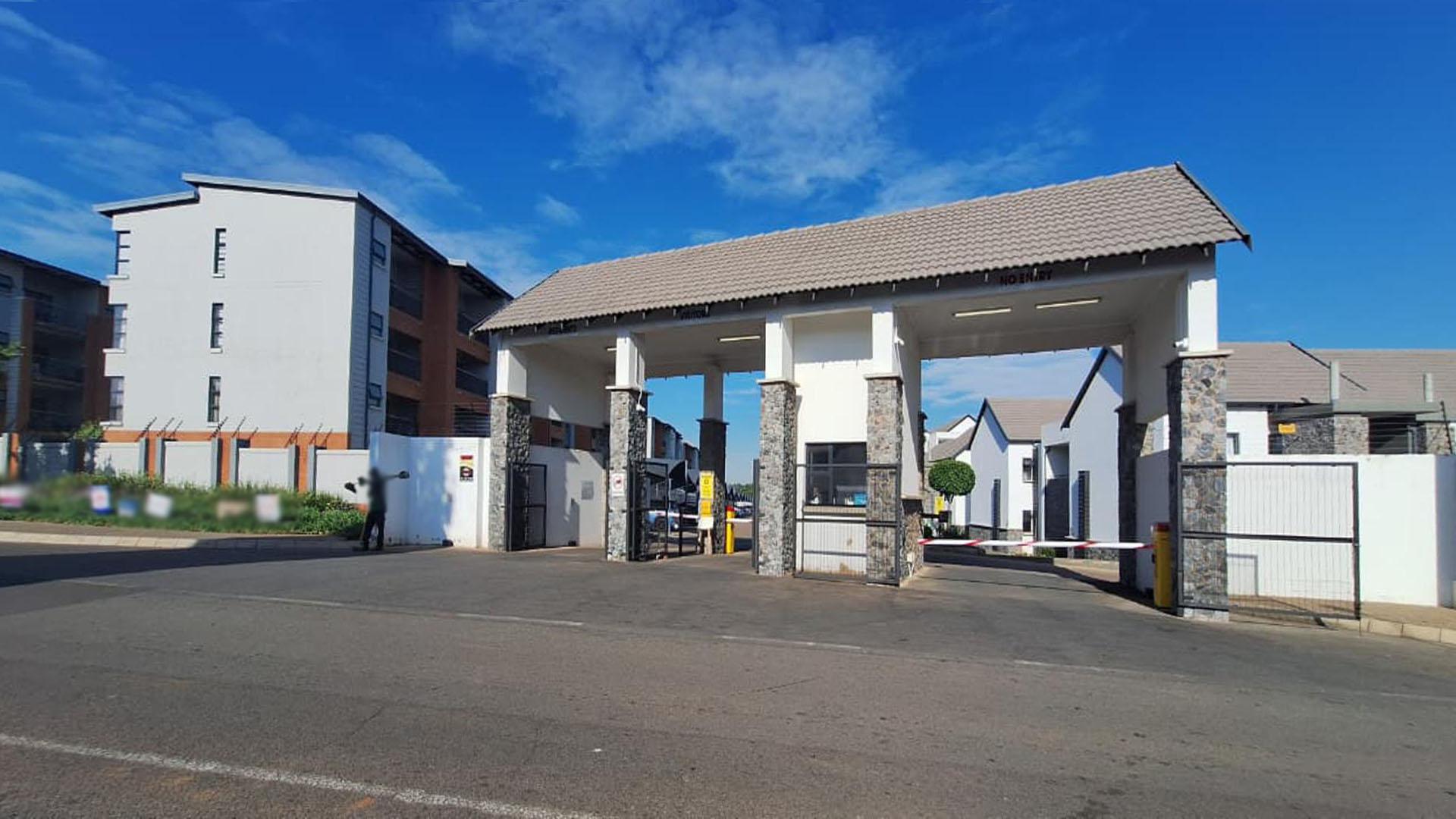 Front View of property in Glen Marais