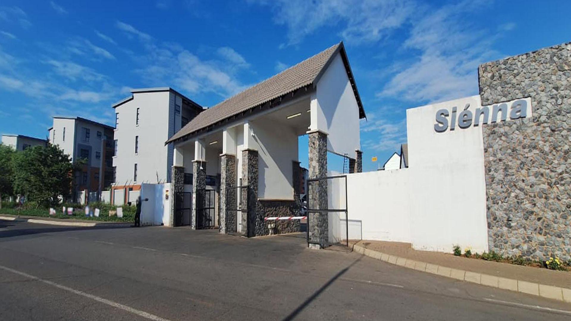 Front View of property in Glen Marais